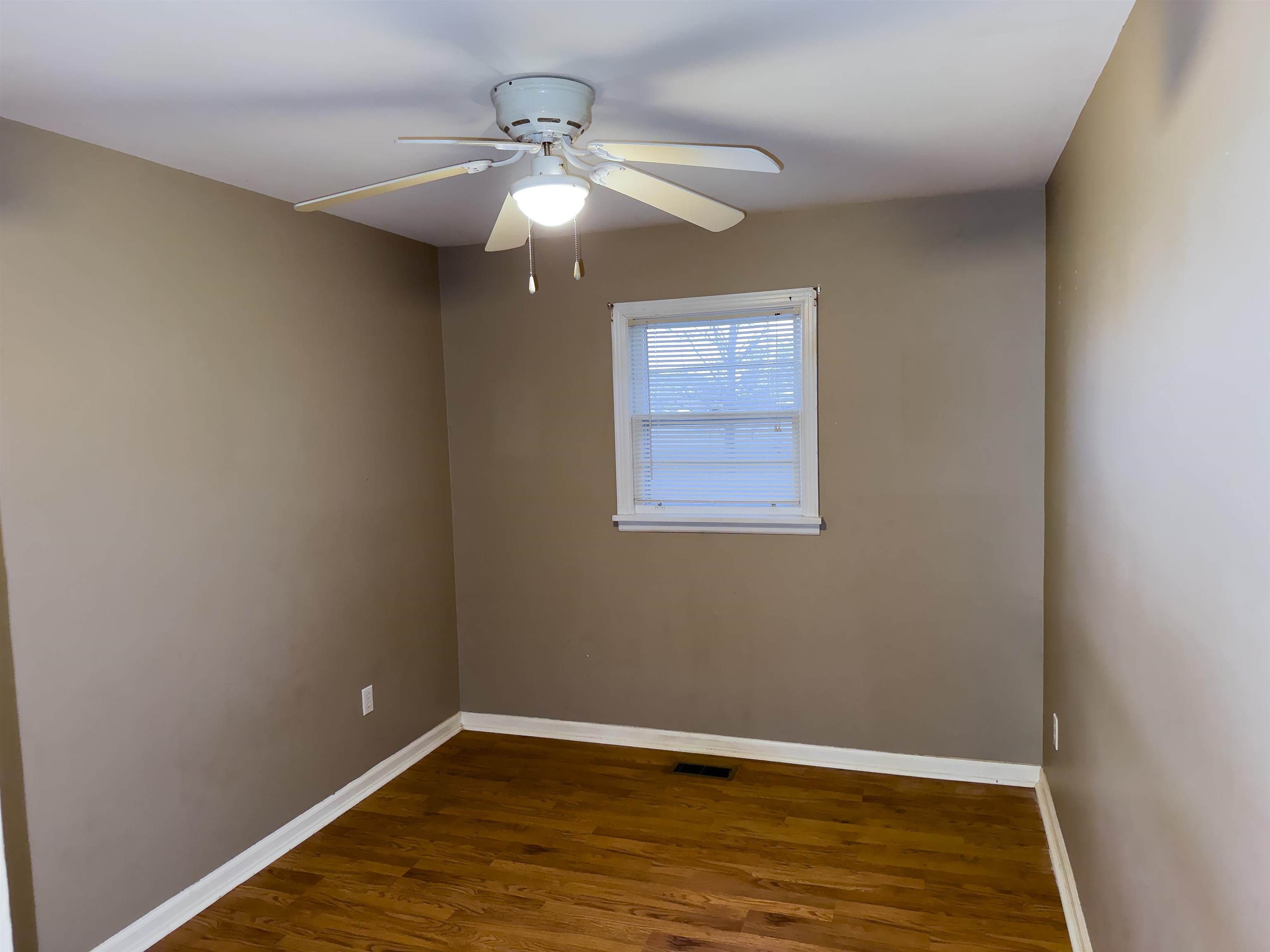 504 Valley Terrace, Irvington, Kentucky 40146, 3 Bedrooms Bedrooms, ,1 BathroomBathrooms,Ranch,For Sale,Valley Terrace,91455