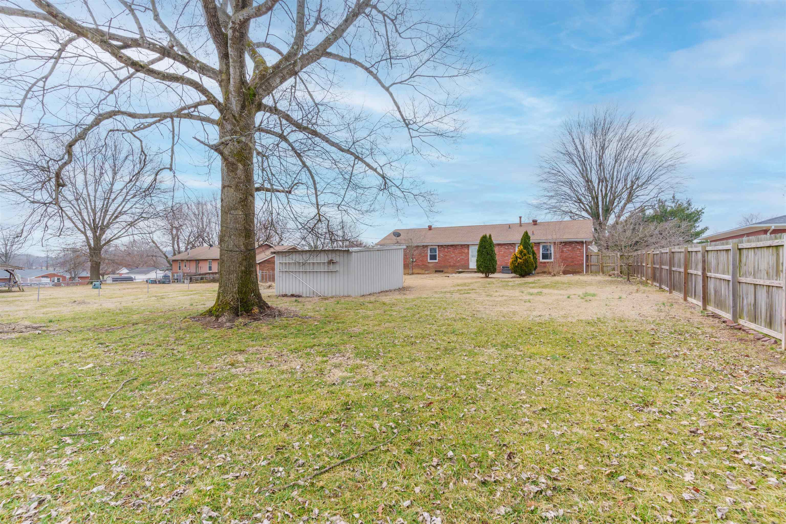 2321 Pin Oak Dr, Owensboro, Kentucky 42303, 3 Bedrooms Bedrooms, ,1 BathroomBathrooms,Single Family Residence,For Sale,Pin Oak Dr,91548