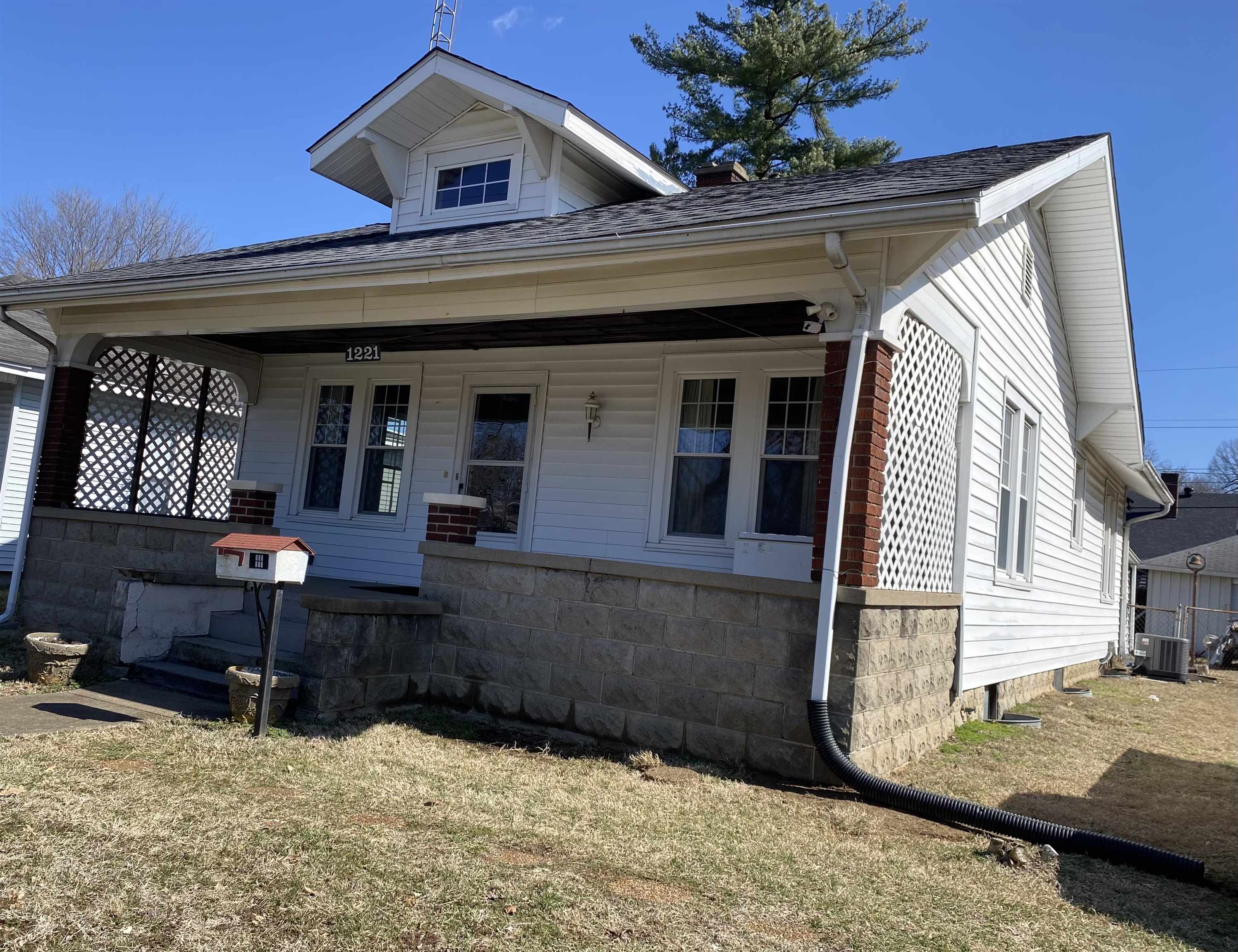 1221 Walnut St, Owensboro, Kentucky 42301, 2 Bedrooms Bedrooms, ,1 BathroomBathrooms,Single Family Residence,For Sale,Walnut St,91639