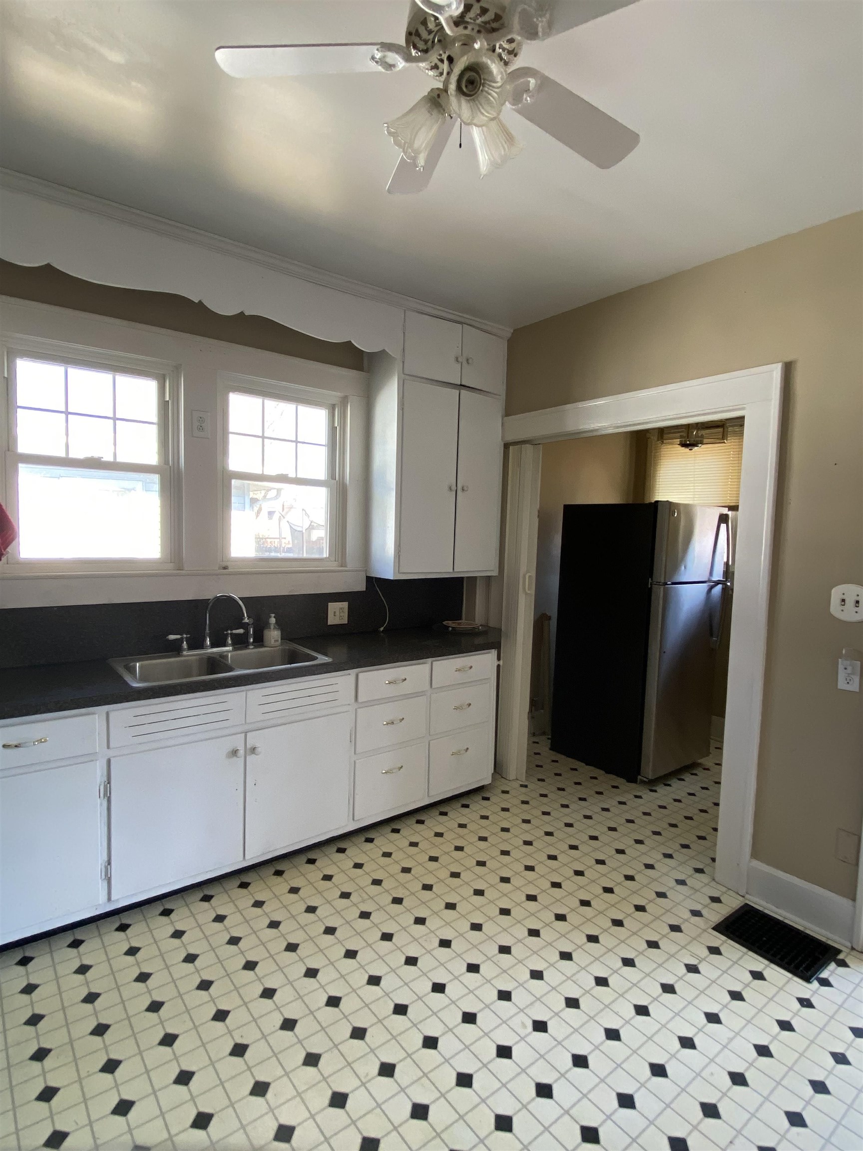 1221 Walnut St, Owensboro, Kentucky 42301, 2 Bedrooms Bedrooms, ,1 BathroomBathrooms,Single Family Residence,For Sale,Walnut St,91639