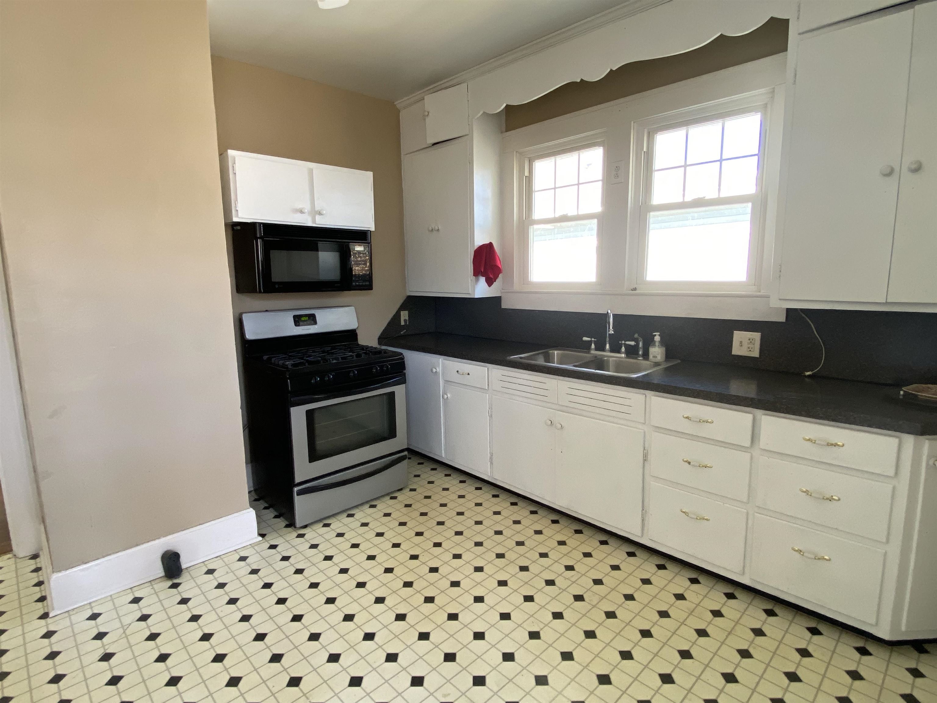 1221 Walnut St, Owensboro, Kentucky 42301, 2 Bedrooms Bedrooms, ,1 BathroomBathrooms,Single Family Residence,For Sale,Walnut St,91639