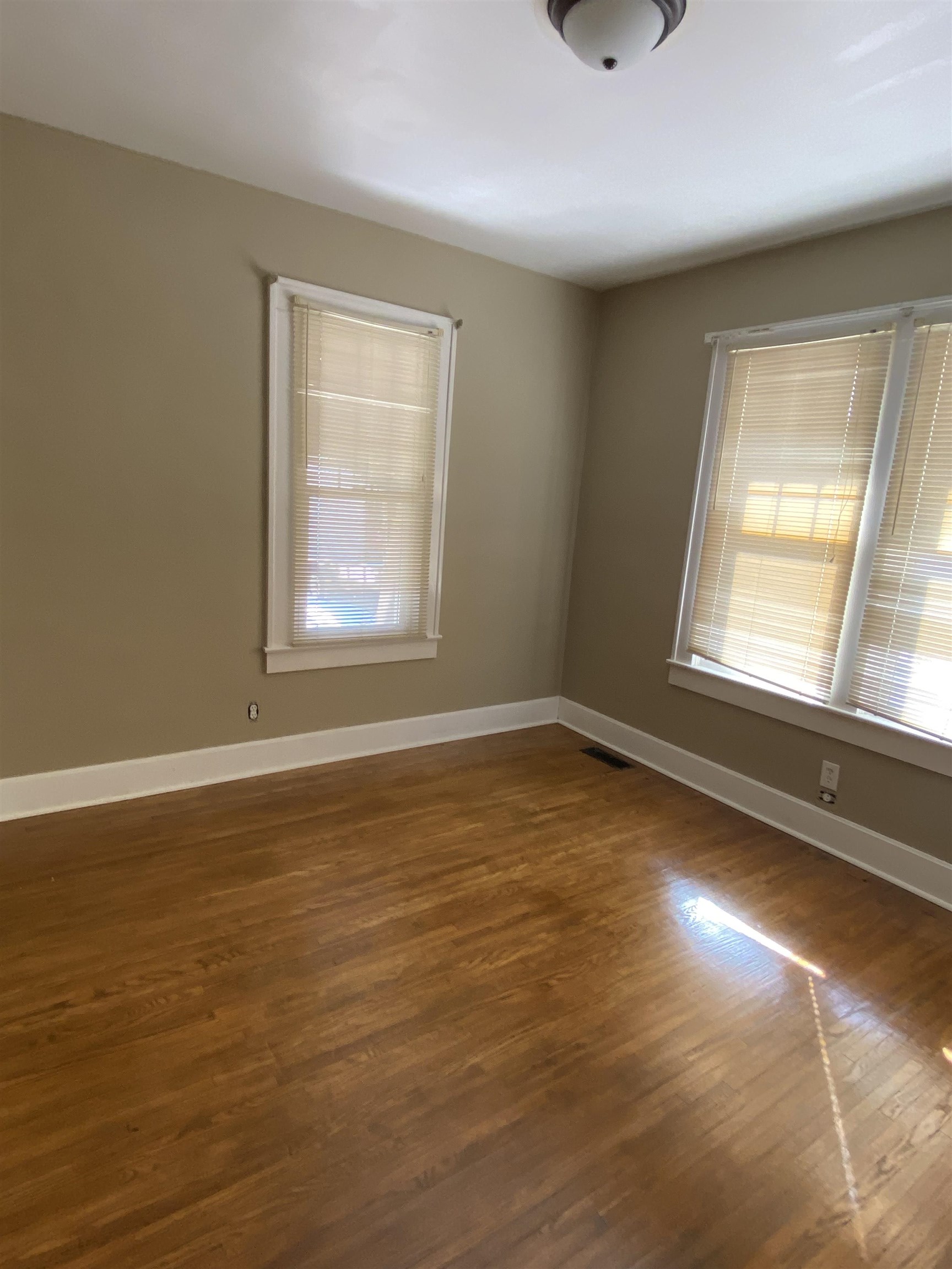 1221 Walnut St, Owensboro, Kentucky 42301, 2 Bedrooms Bedrooms, ,1 BathroomBathrooms,Single Family Residence,For Sale,Walnut St,91639