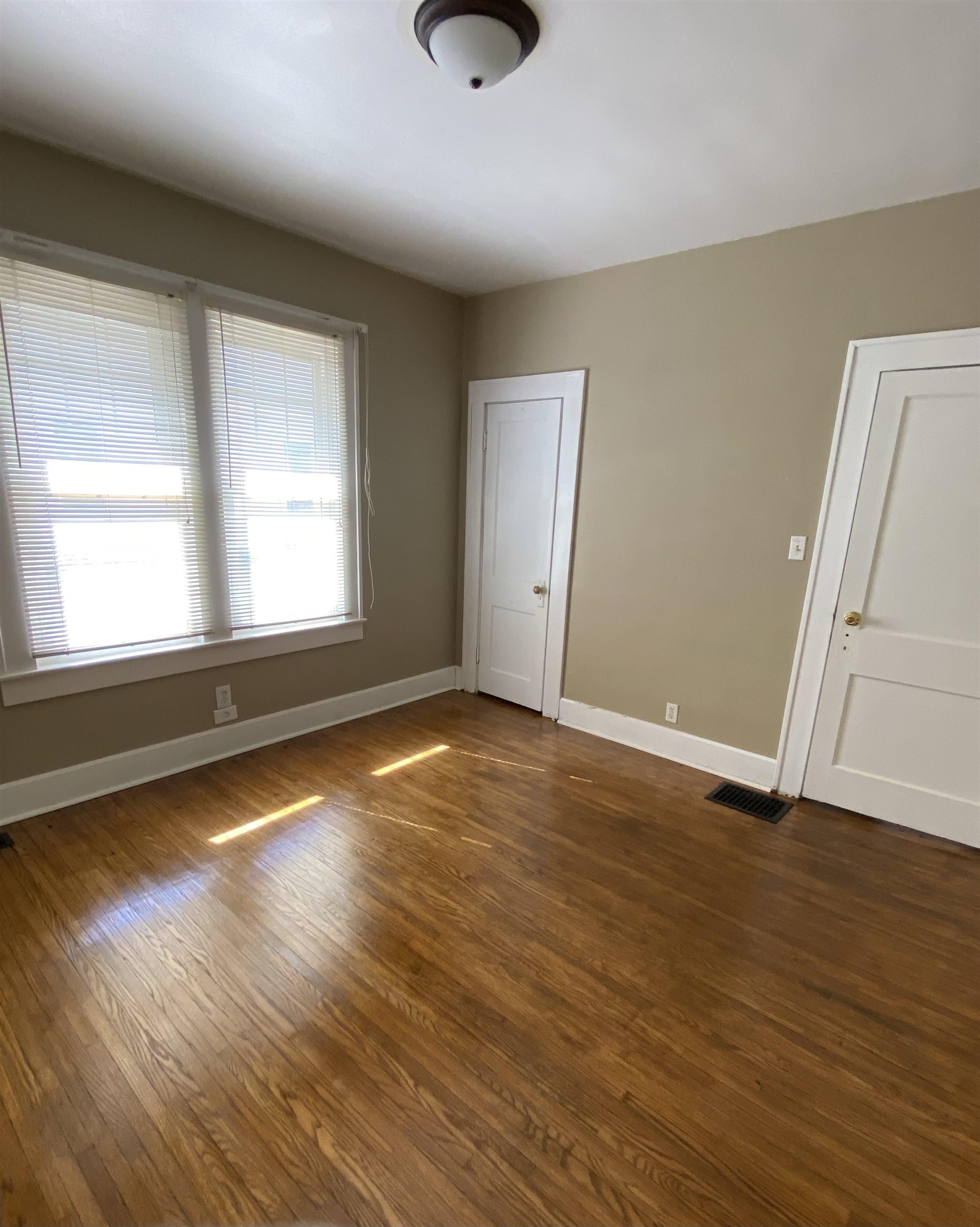 1221 Walnut St, Owensboro, Kentucky 42301, 2 Bedrooms Bedrooms, ,1 BathroomBathrooms,Single Family Residence,For Sale,Walnut St,91639