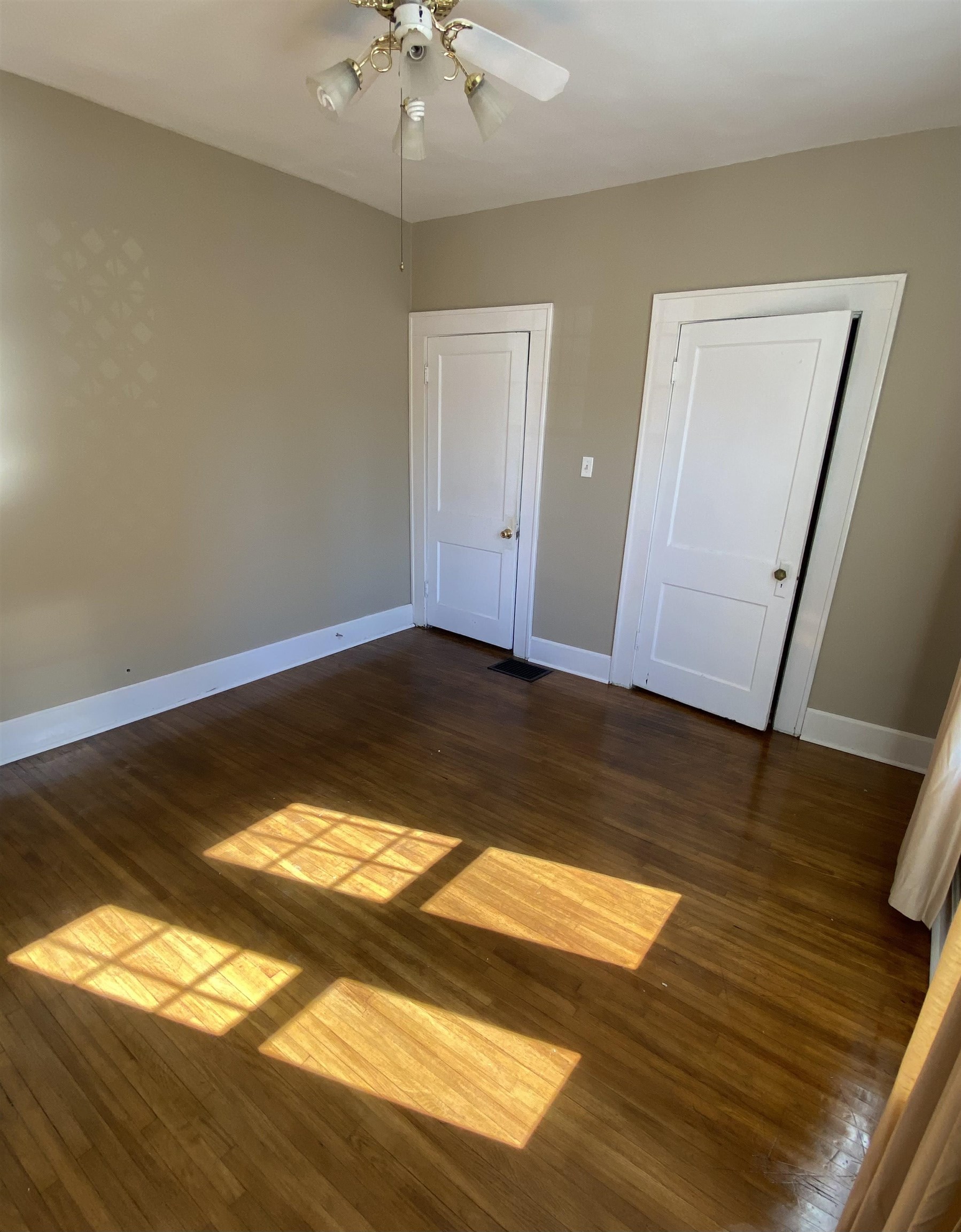 1221 Walnut St, Owensboro, Kentucky 42301, 2 Bedrooms Bedrooms, ,1 BathroomBathrooms,Single Family Residence,For Sale,Walnut St,91639