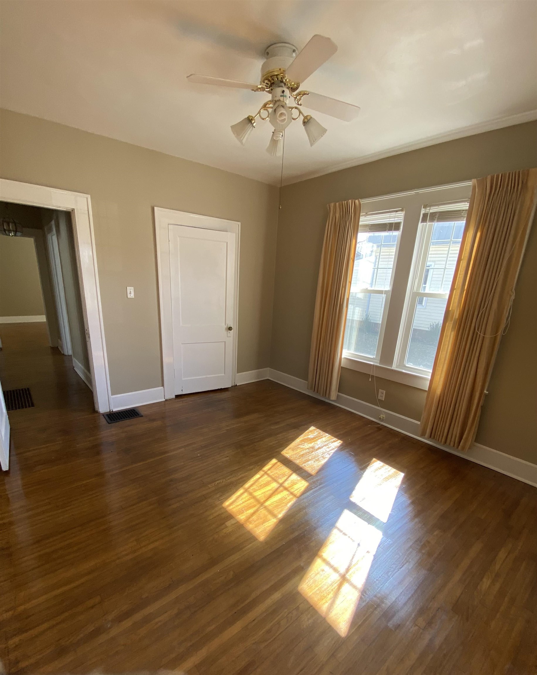 1221 Walnut St, Owensboro, Kentucky 42301, 2 Bedrooms Bedrooms, ,1 BathroomBathrooms,Single Family Residence,For Sale,Walnut St,91639