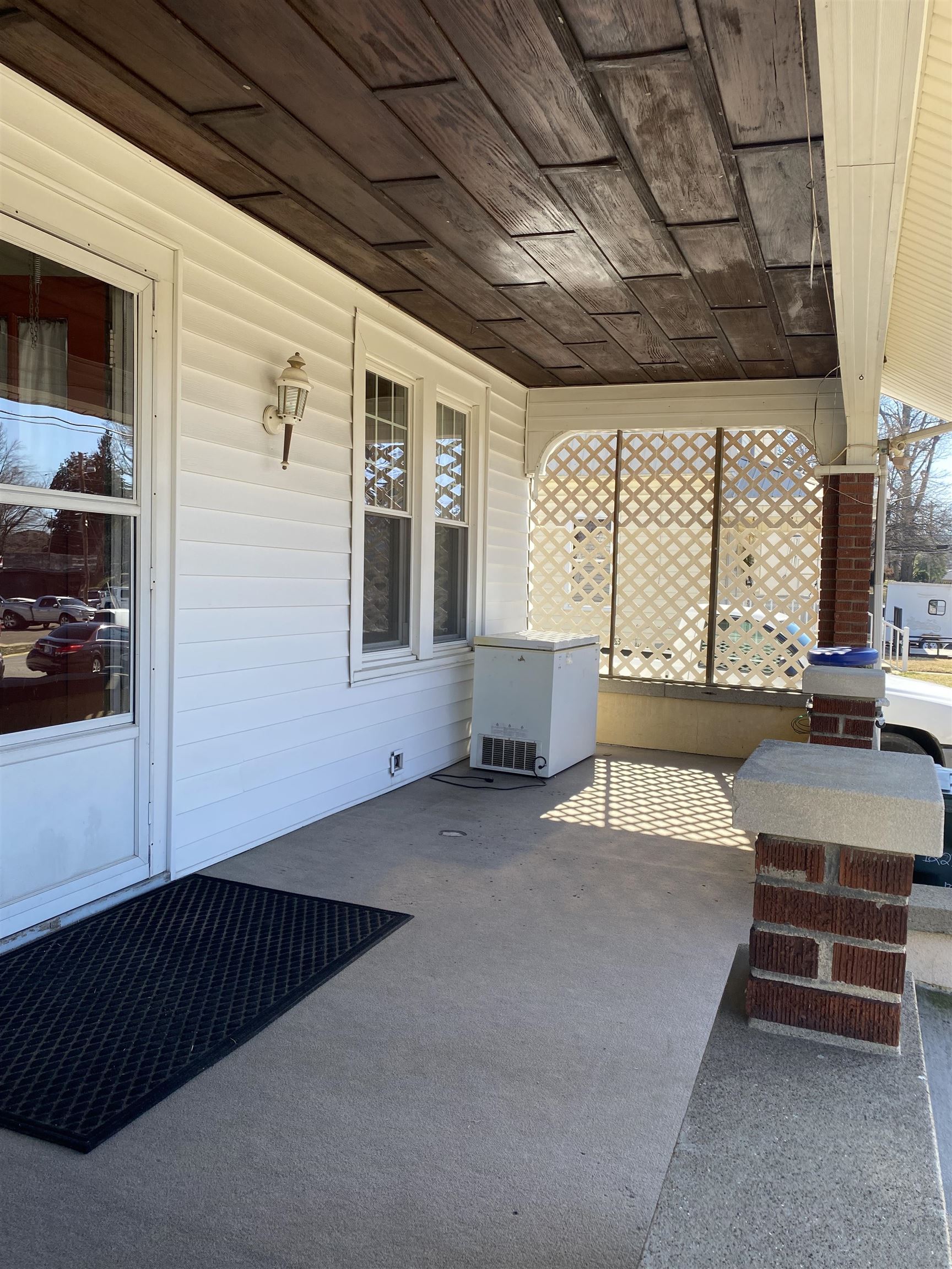 1221 Walnut St, Owensboro, Kentucky 42301, 2 Bedrooms Bedrooms, ,1 BathroomBathrooms,Single Family Residence,For Sale,Walnut St,91639