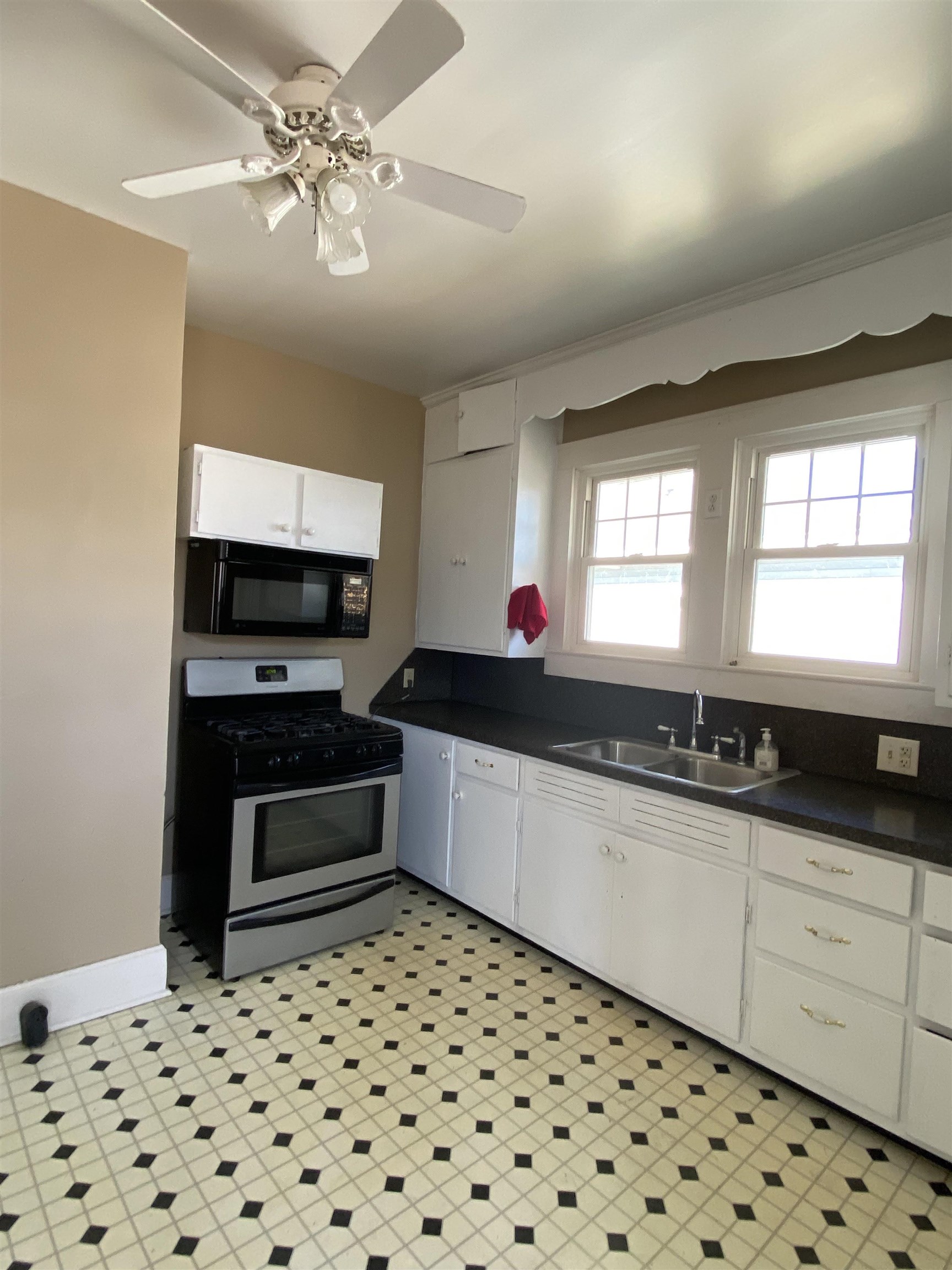 1221 Walnut St, Owensboro, Kentucky 42301, 2 Bedrooms Bedrooms, ,1 BathroomBathrooms,Single Family Residence,For Sale,Walnut St,91639