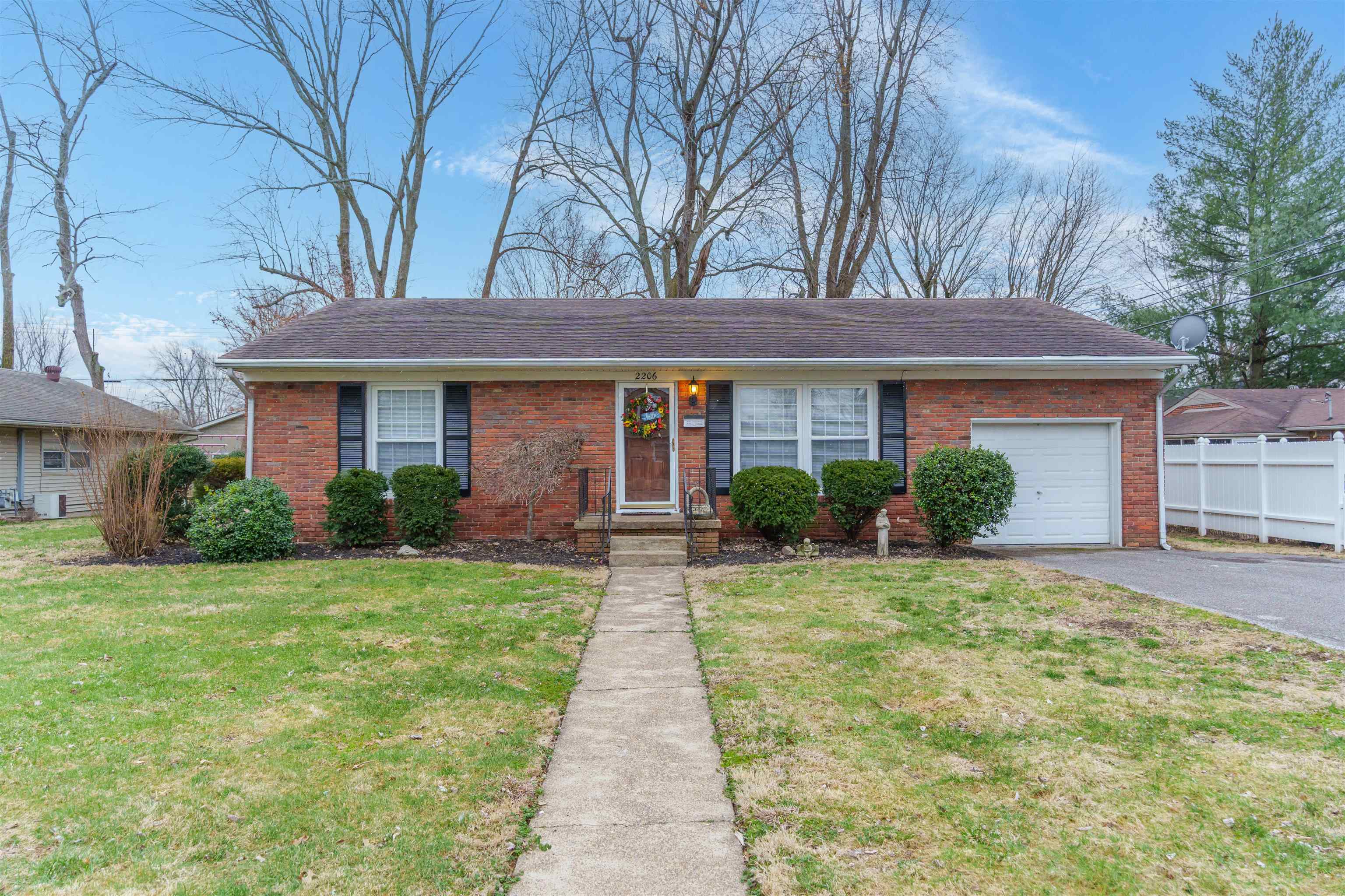 2206 Westview Dr, Owensboro, Kentucky 42301, 3 Bedrooms Bedrooms, ,1 BathroomBathrooms,Single Family Residence,For Sale,Westview Dr,91702