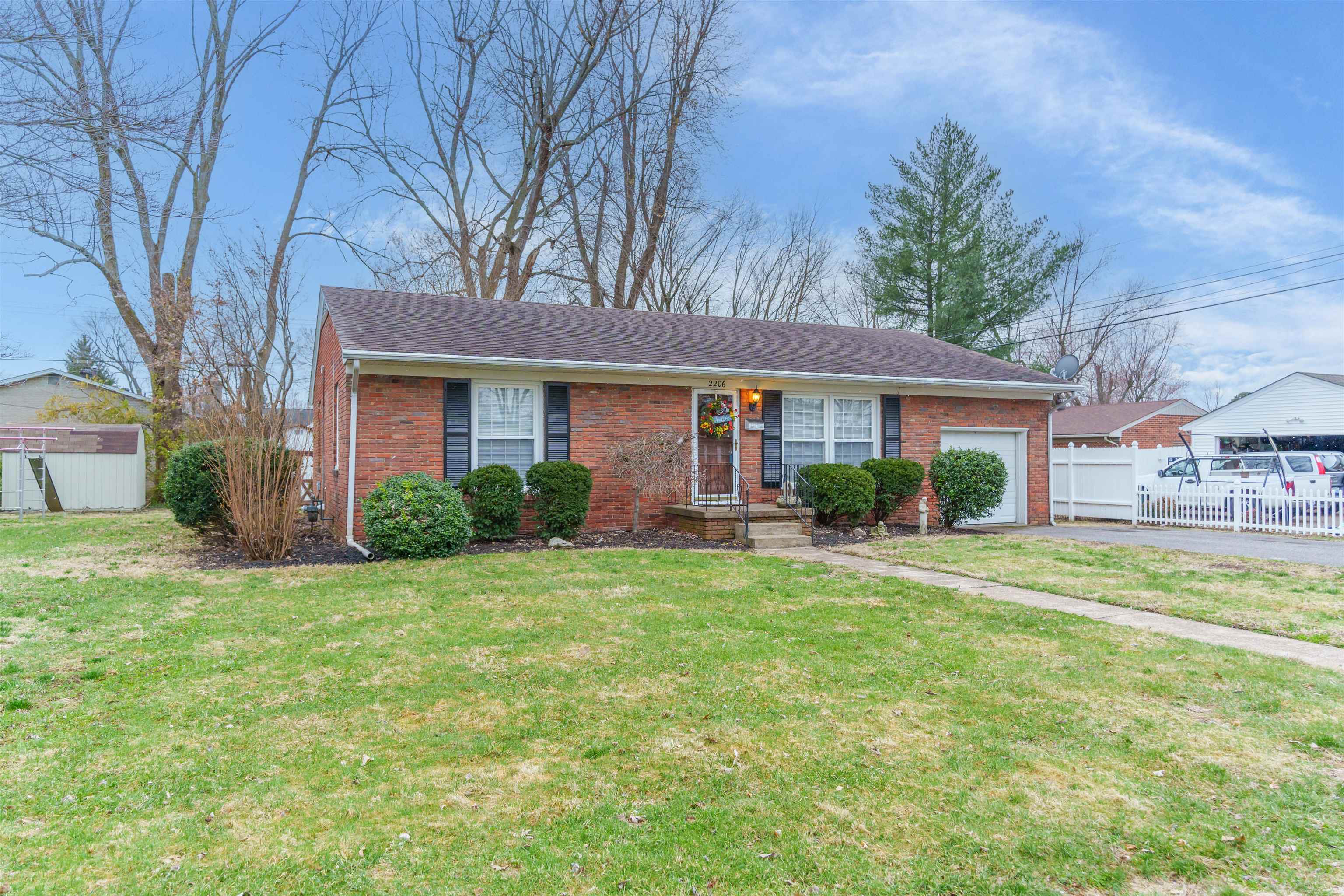 2206 Westview Dr, Owensboro, Kentucky 42301, 3 Bedrooms Bedrooms, ,1 BathroomBathrooms,Single Family Residence,For Sale,Westview Dr,91702