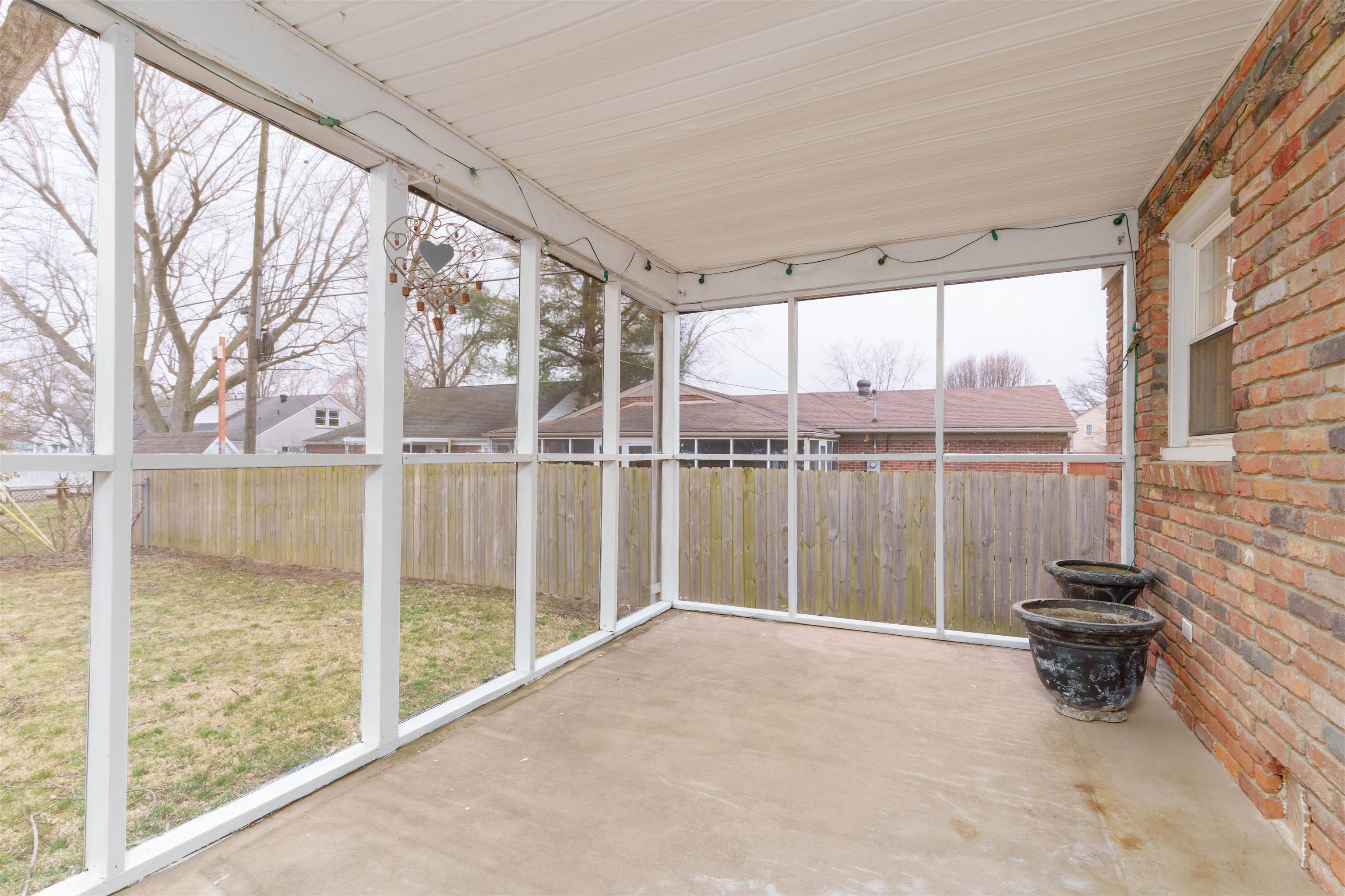 2206 Westview Dr, Owensboro, Kentucky 42301, 3 Bedrooms Bedrooms, ,1 BathroomBathrooms,Single Family Residence,For Sale,Westview Dr,91702