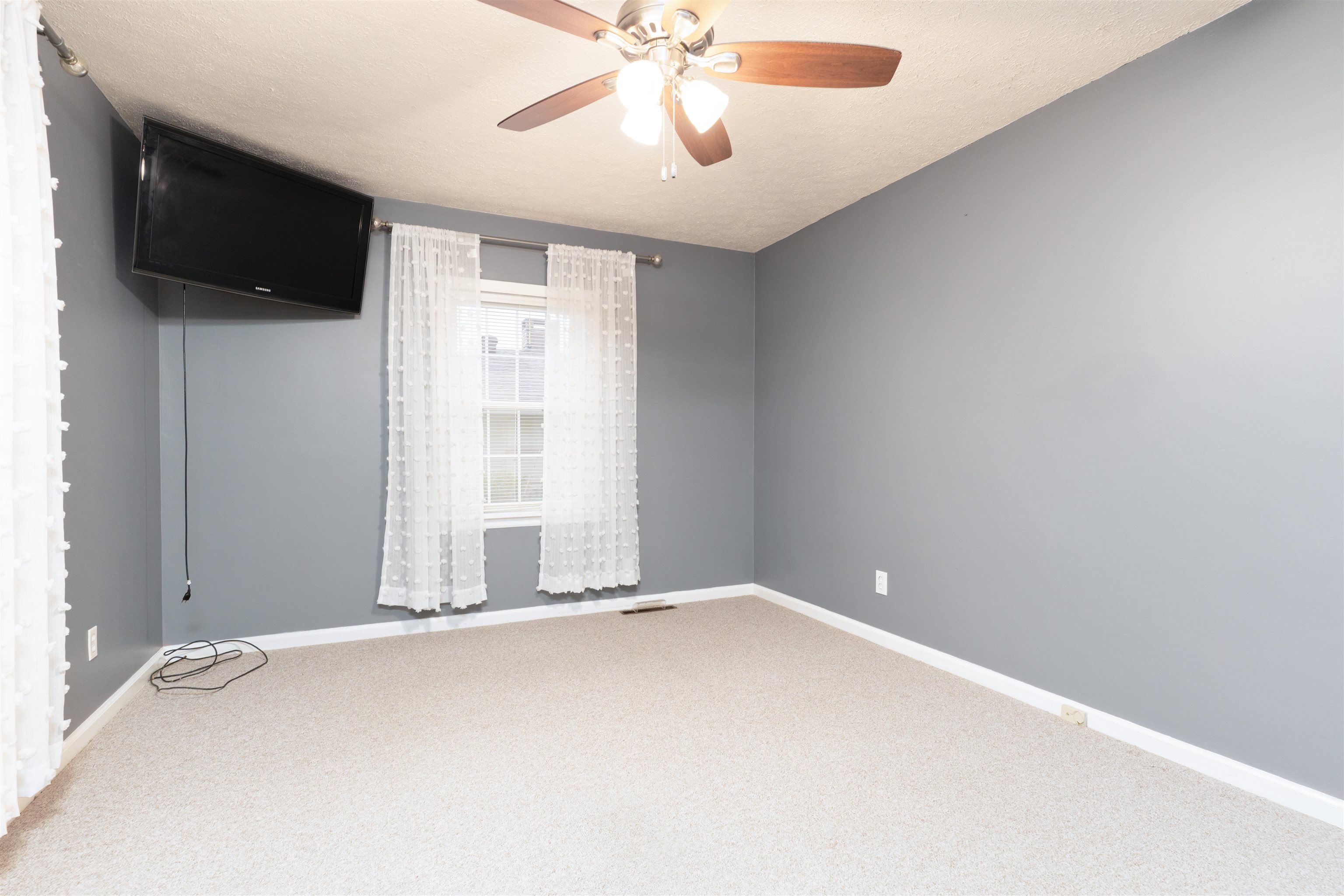 2206 Westview Dr, Owensboro, Kentucky 42301, 3 Bedrooms Bedrooms, ,1 BathroomBathrooms,Single Family Residence,For Sale,Westview Dr,91702