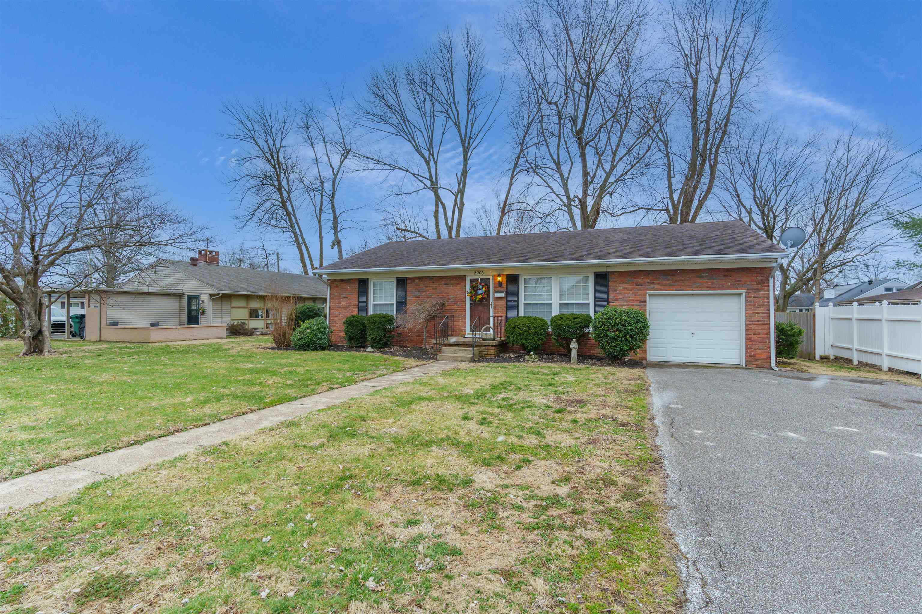 2206 Westview Dr, Owensboro, Kentucky 42301, 3 Bedrooms Bedrooms, ,1 BathroomBathrooms,Single Family Residence,For Sale,Westview Dr,91702