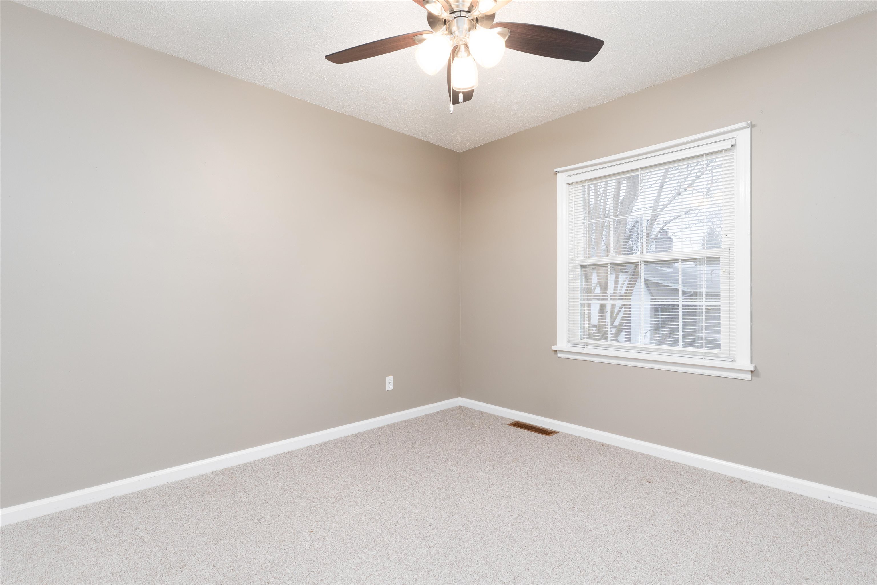 2206 Westview Dr, Owensboro, Kentucky 42301, 3 Bedrooms Bedrooms, ,1 BathroomBathrooms,Single Family Residence,For Sale,Westview Dr,91702