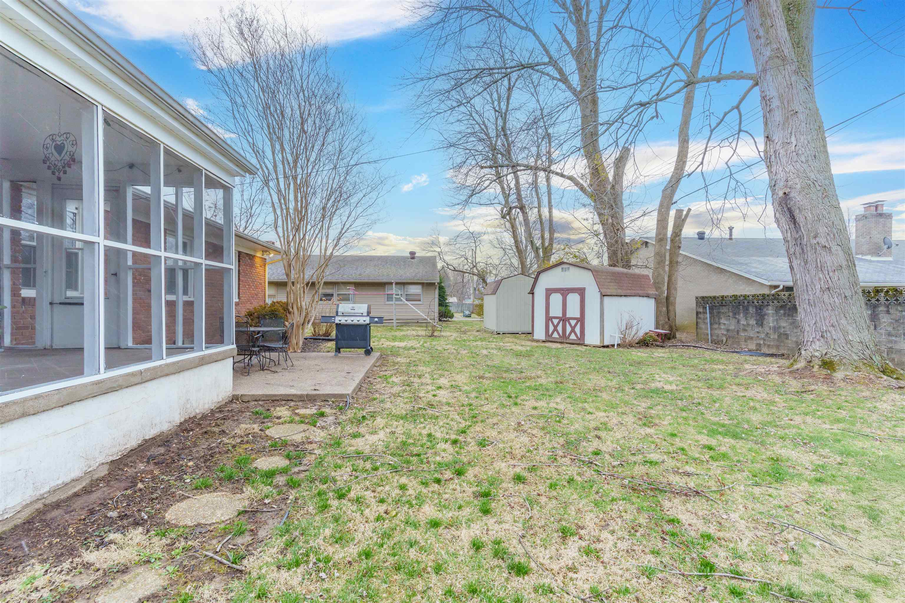 2206 Westview Dr, Owensboro, Kentucky 42301, 3 Bedrooms Bedrooms, ,1 BathroomBathrooms,Single Family Residence,For Sale,Westview Dr,91702