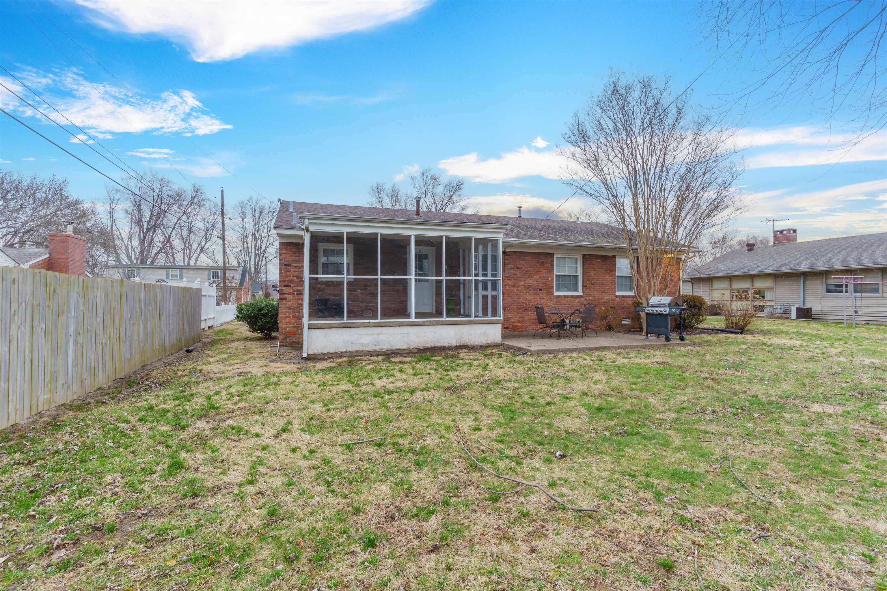 2206 Westview Dr, Owensboro, Kentucky 42301, 3 Bedrooms Bedrooms, ,1 BathroomBathrooms,Single Family Residence,For Sale,Westview Dr,91702