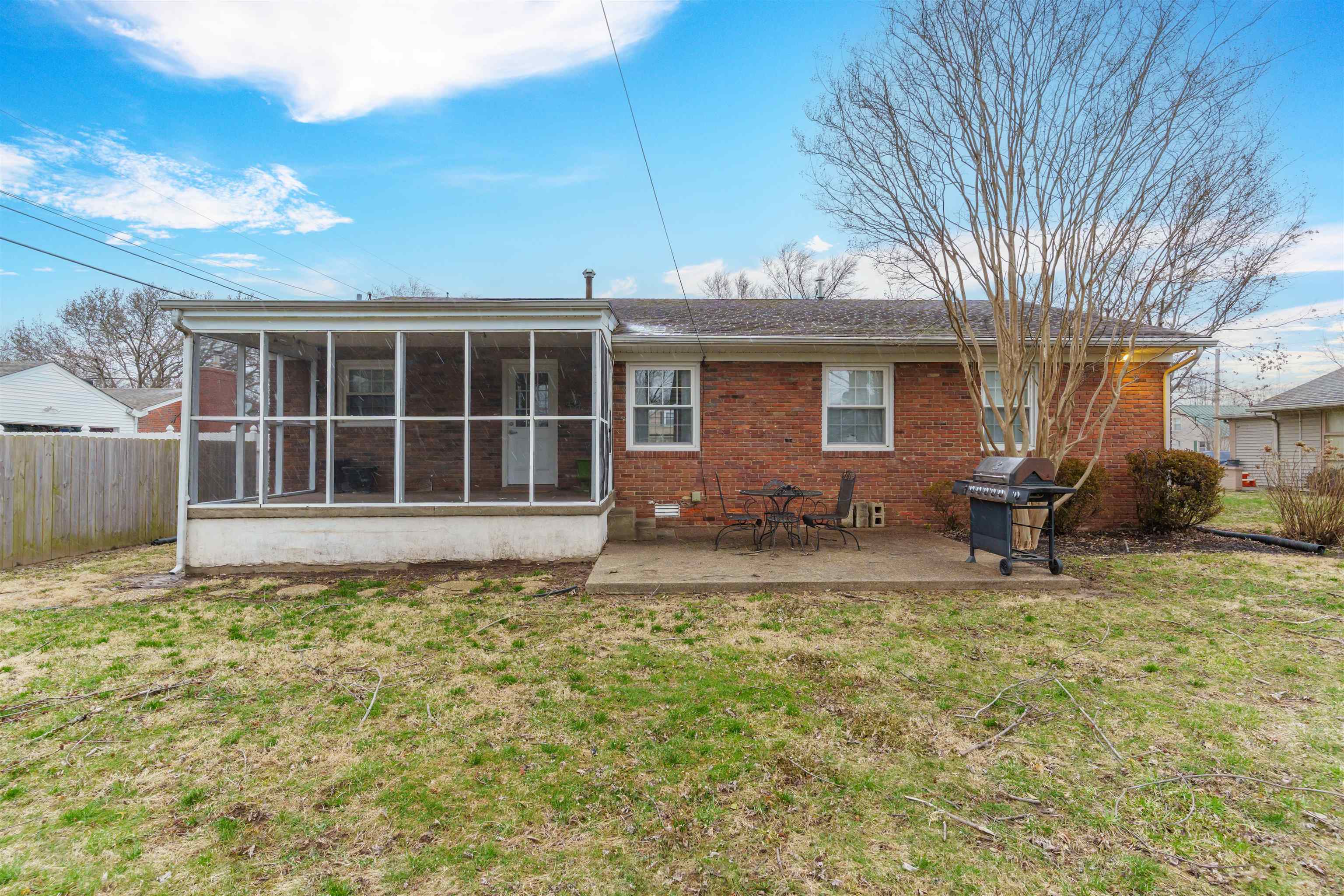 2206 Westview Dr, Owensboro, Kentucky 42301, 3 Bedrooms Bedrooms, ,1 BathroomBathrooms,Single Family Residence,For Sale,Westview Dr,91702