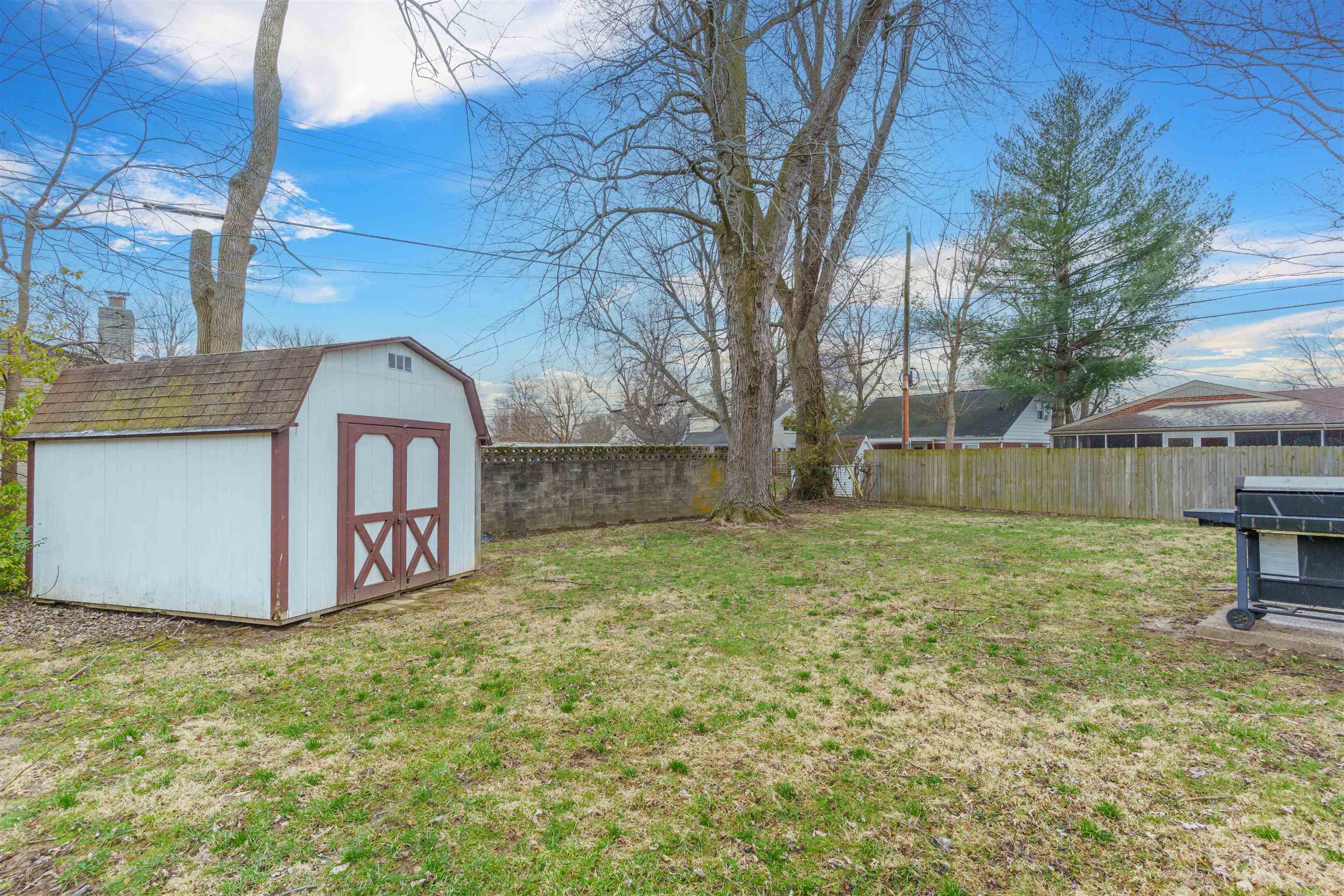 2206 Westview Dr, Owensboro, Kentucky 42301, 3 Bedrooms Bedrooms, ,1 BathroomBathrooms,Single Family Residence,For Sale,Westview Dr,91702