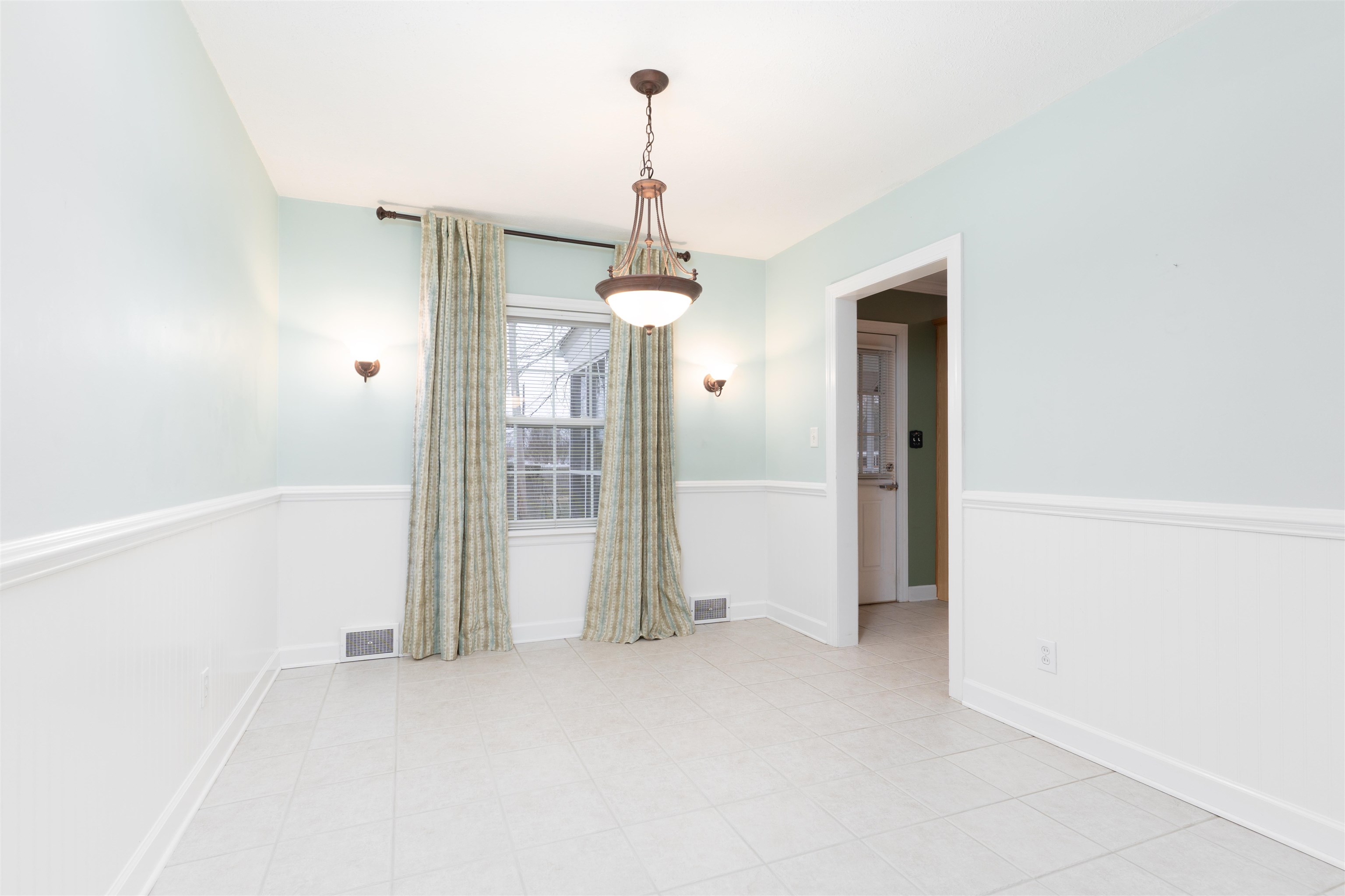 2206 Westview Dr, Owensboro, Kentucky 42301, 3 Bedrooms Bedrooms, ,1 BathroomBathrooms,Single Family Residence,For Sale,Westview Dr,91702
