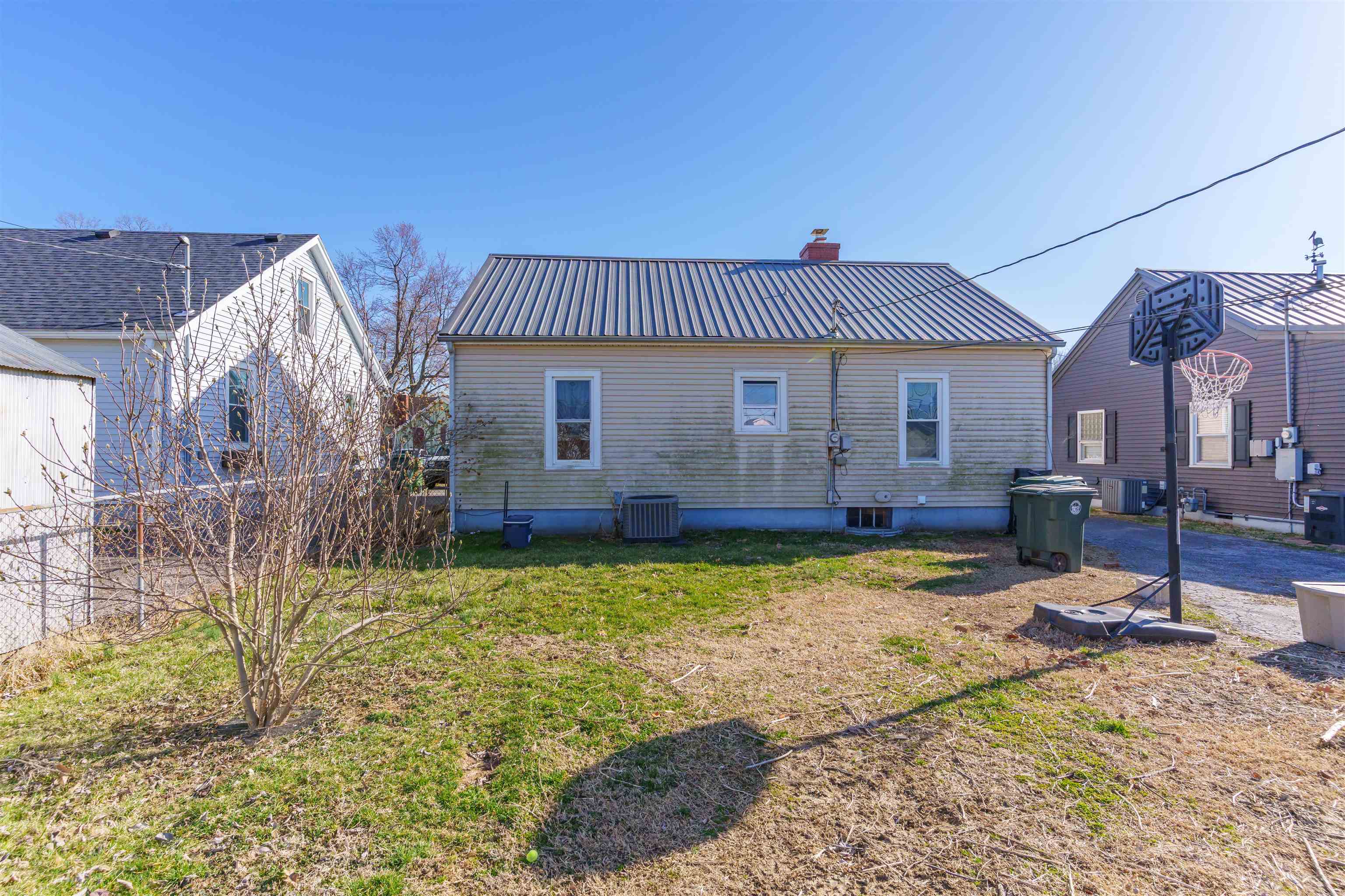 529 24th St, Owensboro, Kentucky 42303, 3 Bedrooms Bedrooms, ,1 BathroomBathrooms,Single Family Residence,For Sale,24th St,91743