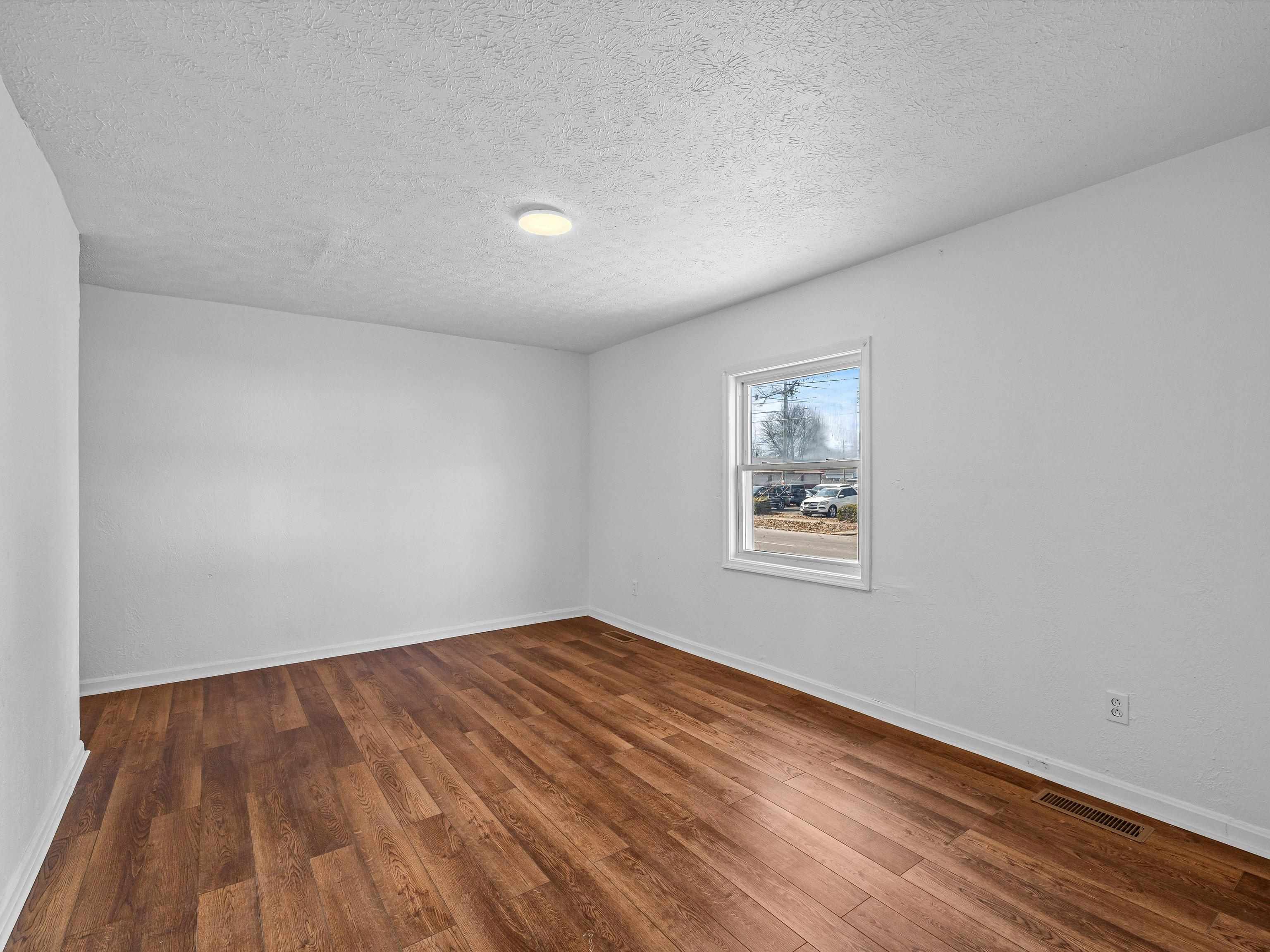 827 Walnut Street, Owensboro, Kentucky 42301, 5 Bedrooms Bedrooms, ,2 BathroomsBathrooms,Single Family Residence,For Sale,Walnut Street,91772