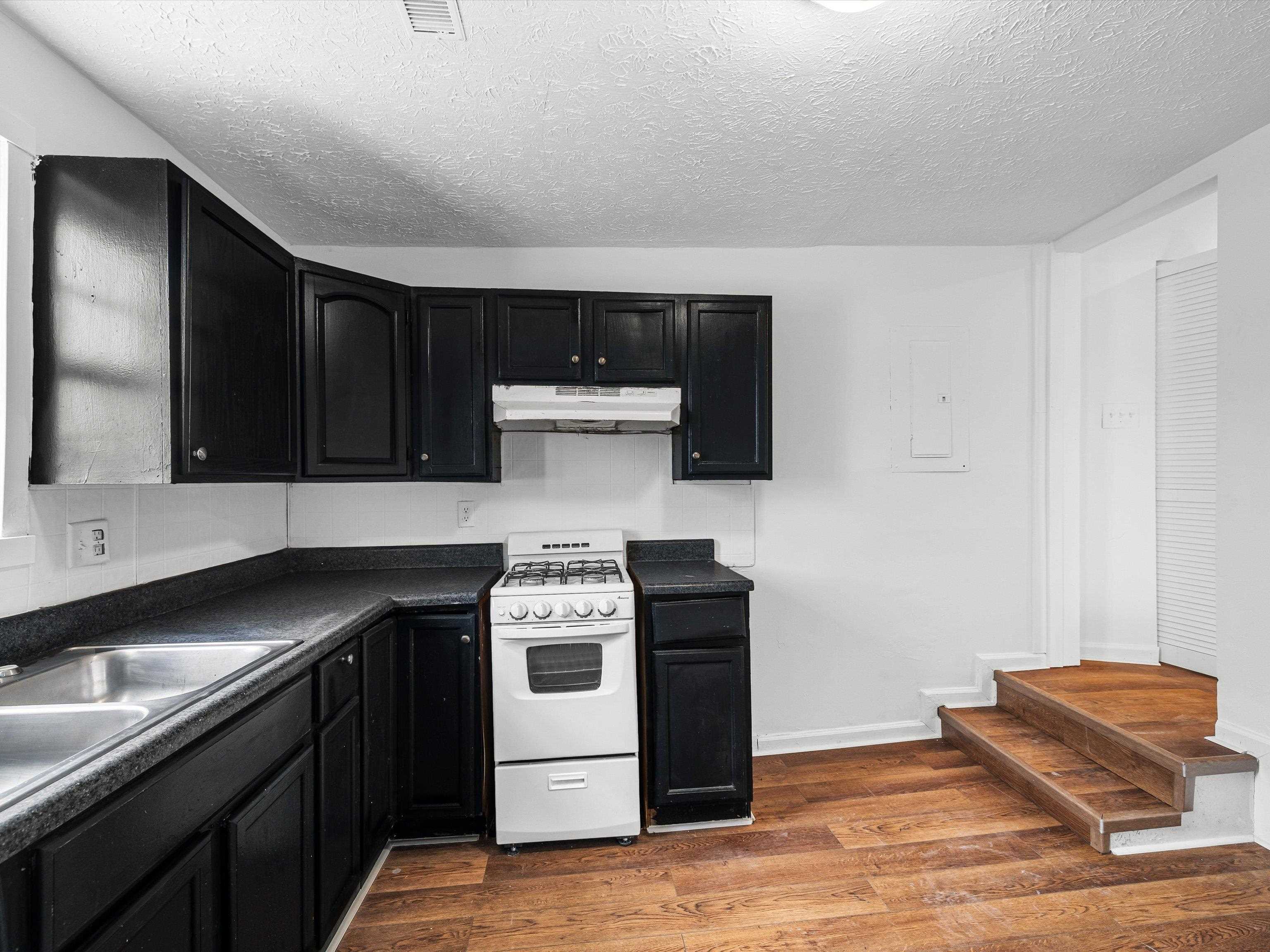 827 Walnut Street, Owensboro, Kentucky 42301, 5 Bedrooms Bedrooms, ,2 BathroomsBathrooms,Single Family Residence,For Sale,Walnut Street,91772