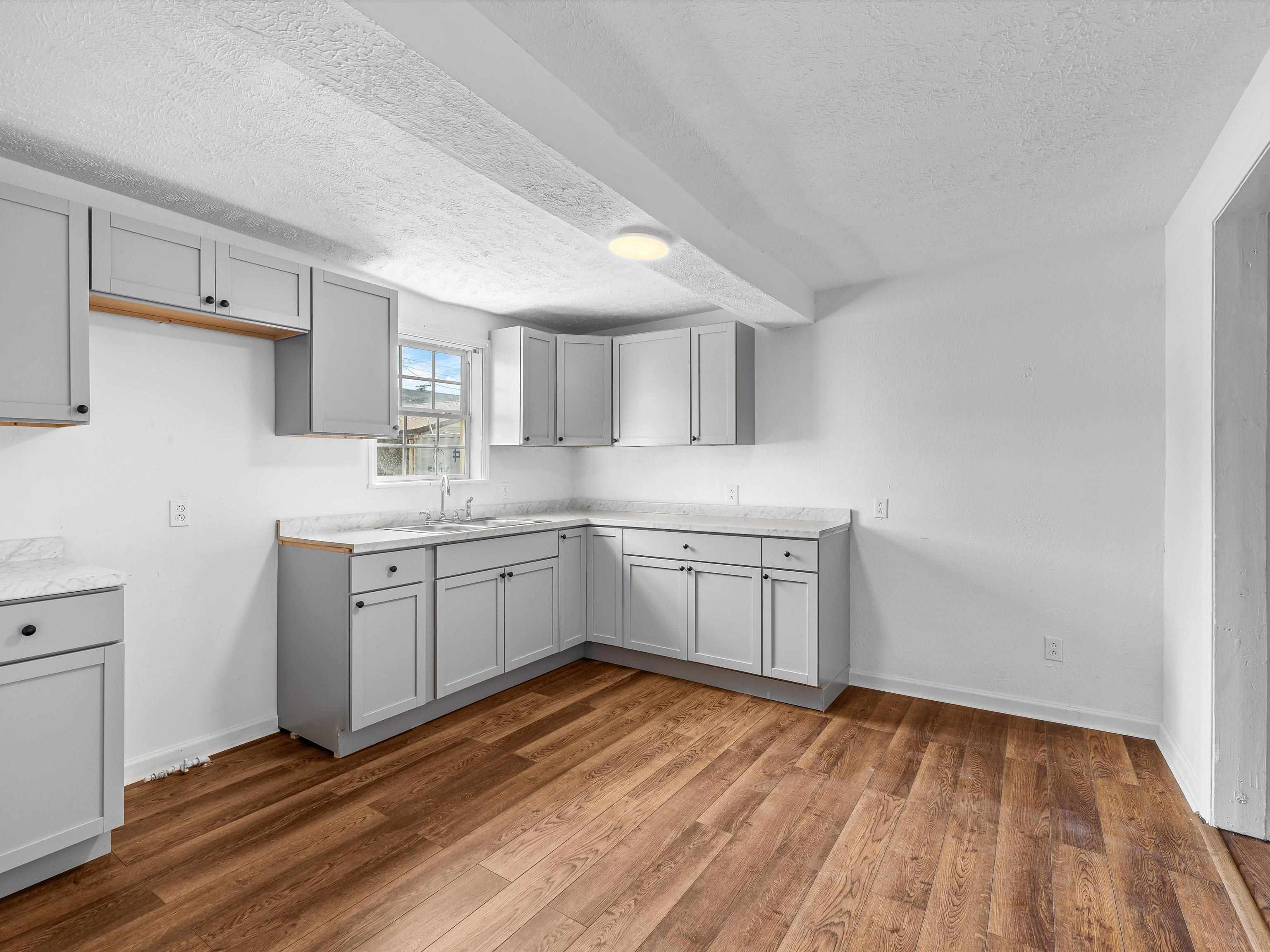 827 Walnut Street, Owensboro, Kentucky 42301, 5 Bedrooms Bedrooms, ,2 BathroomsBathrooms,Single Family Residence,For Sale,Walnut Street,91772
