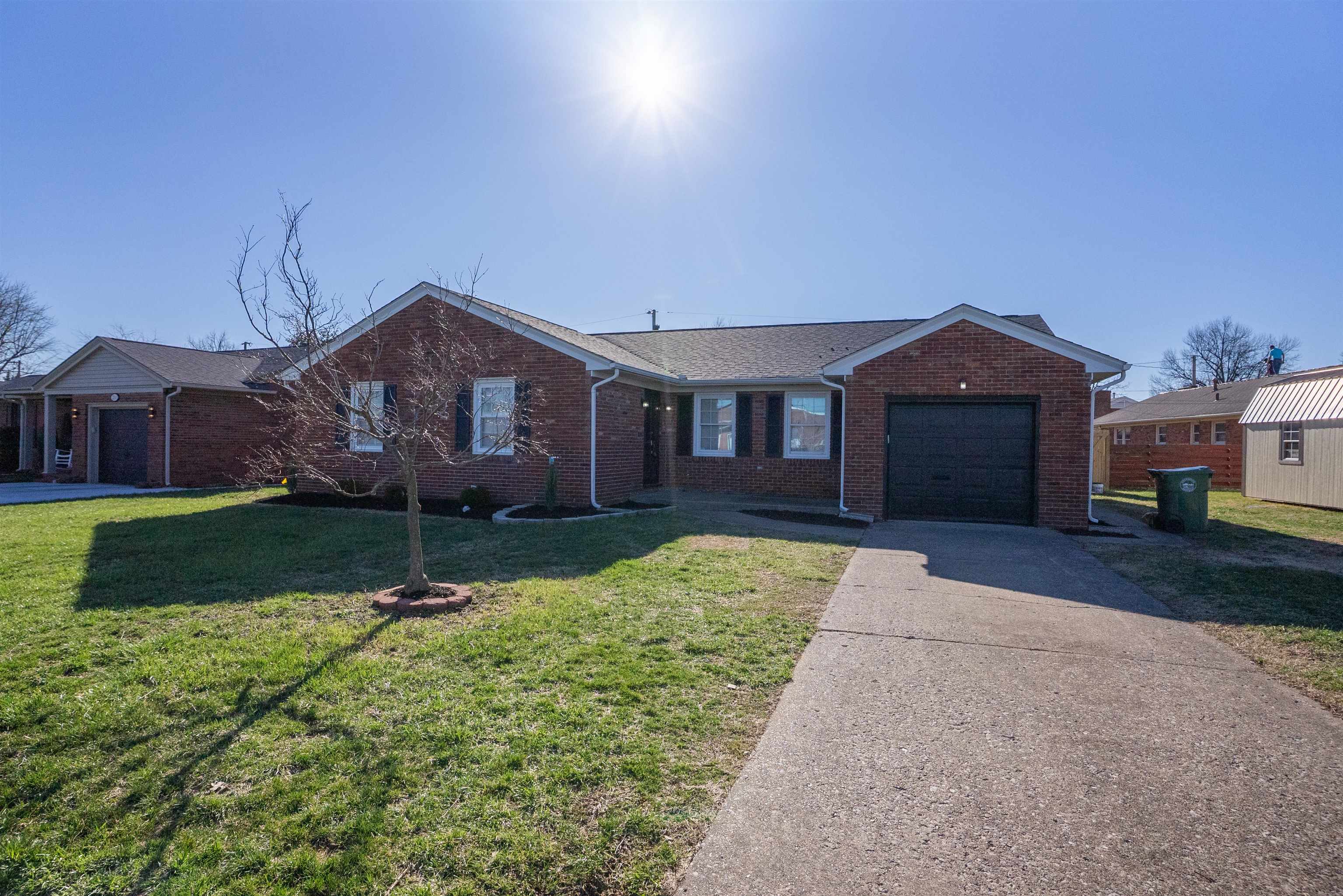2504 Baylor Place, Owensboro, Kentucky 42301, 3 Bedrooms Bedrooms, ,2 BathroomsBathrooms,Single Family Residence,For Sale,Baylor Place,91784