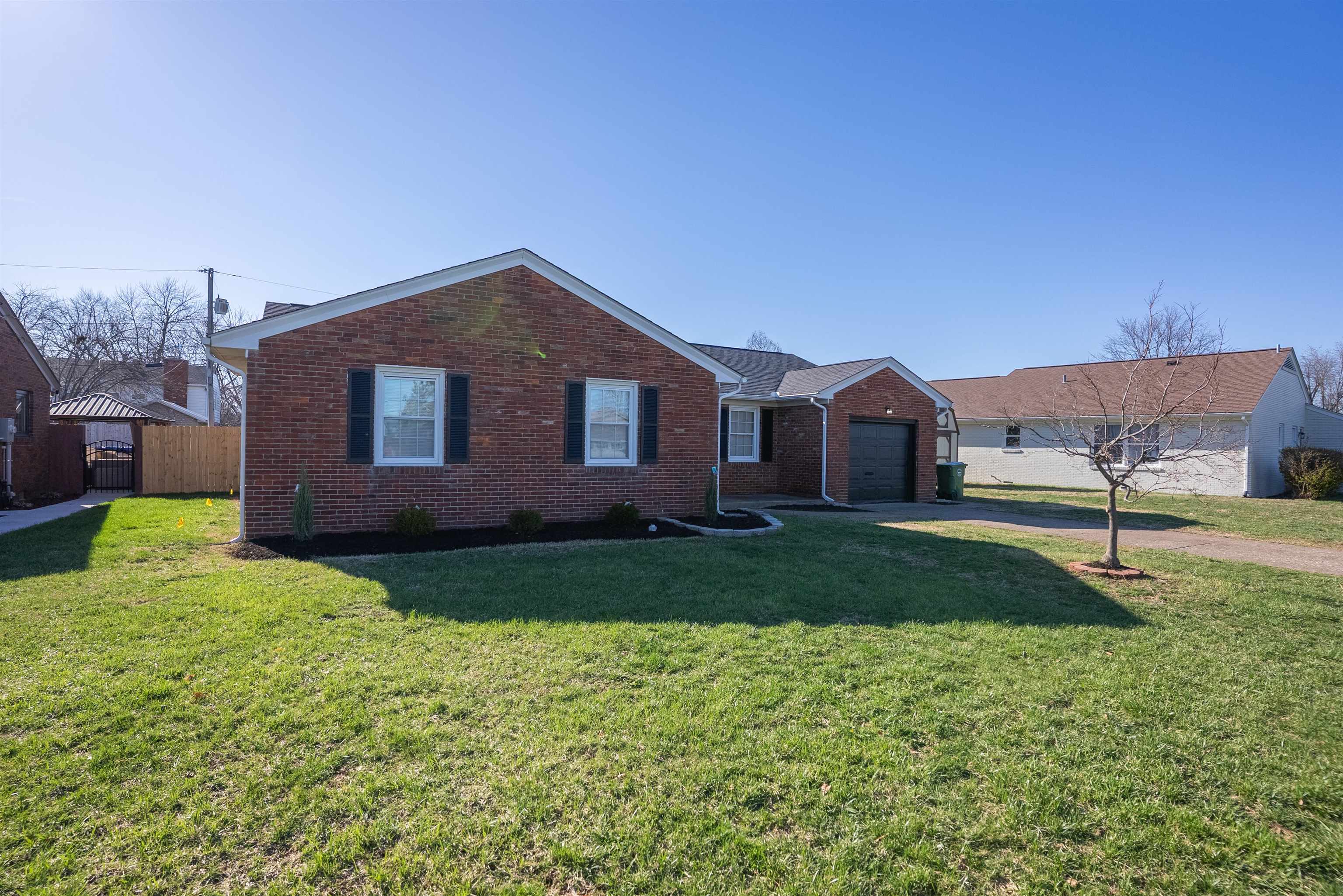 2504 Baylor Place, Owensboro, Kentucky 42301, 3 Bedrooms Bedrooms, ,2 BathroomsBathrooms,Single Family Residence,For Sale,Baylor Place,91784