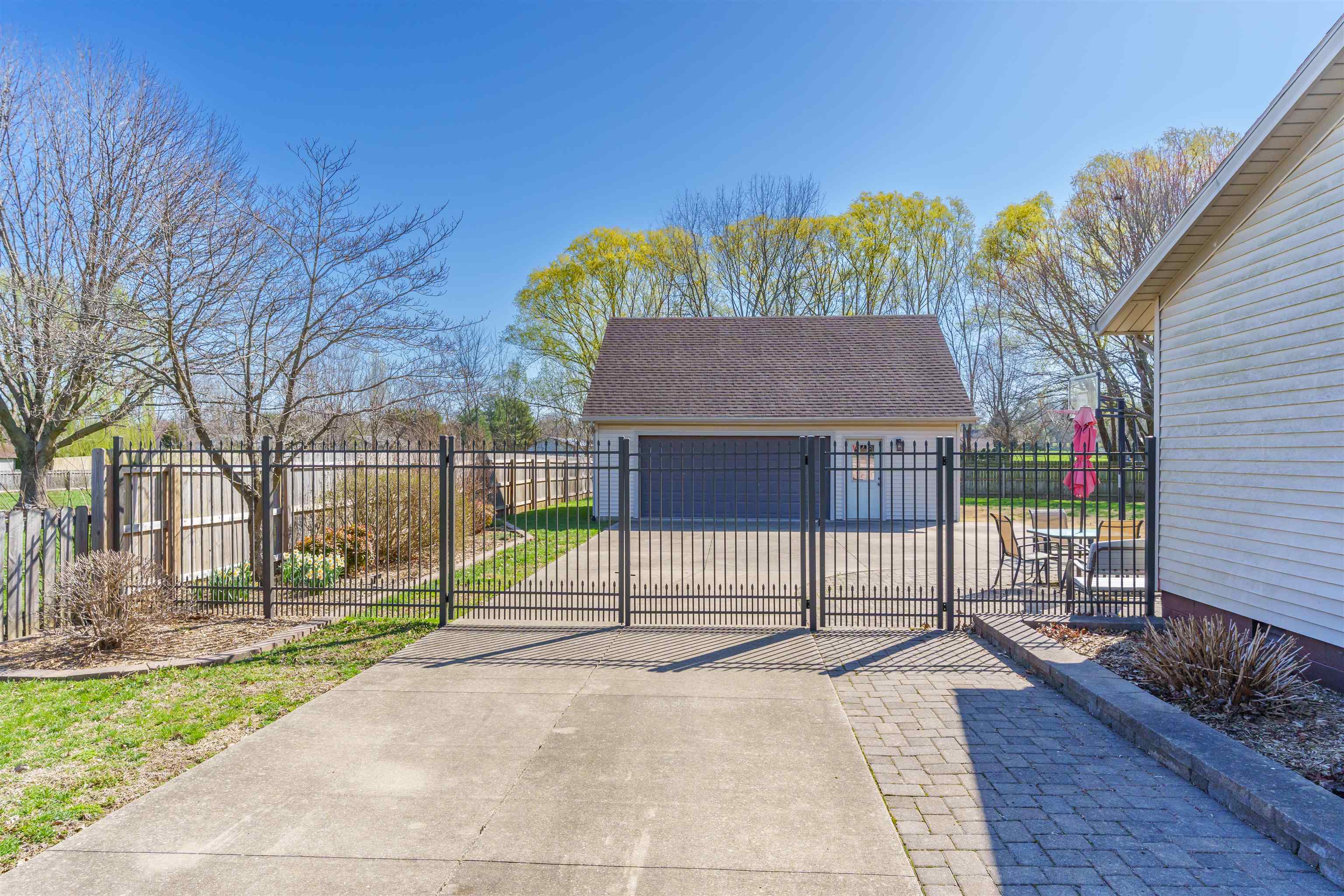2605 Eastland Dr, Owensboro, Kentucky 42303, 3 Bedrooms Bedrooms, ,2 BathroomsBathrooms,Single Family Residence,For Sale,Eastland Dr,91813
