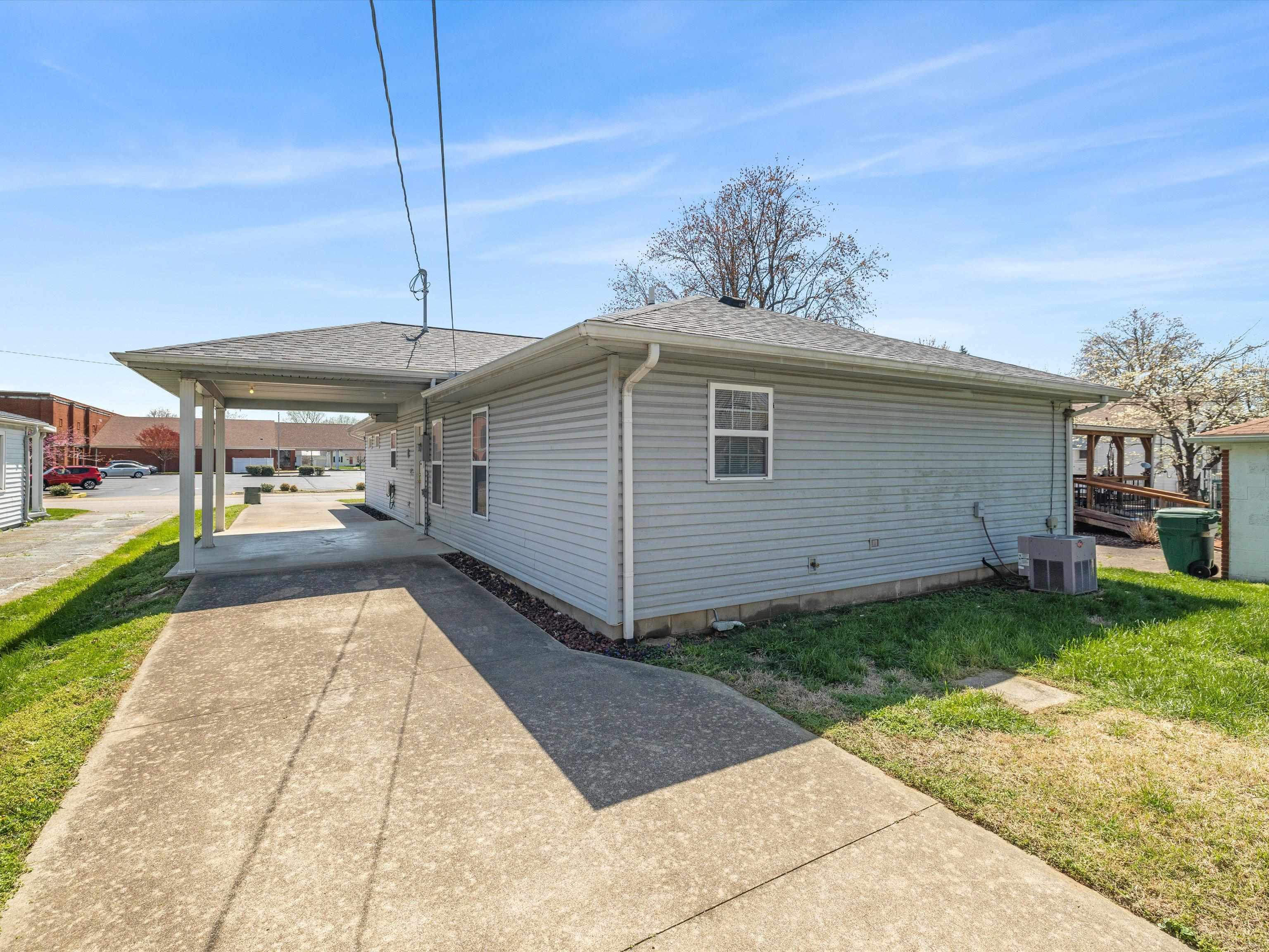 531 22nd St, Owensboro, Kentucky 42303-3820, 3 Bedrooms Bedrooms, ,2 BathroomsBathrooms,Single Family Residence,For Sale,22nd St,91903