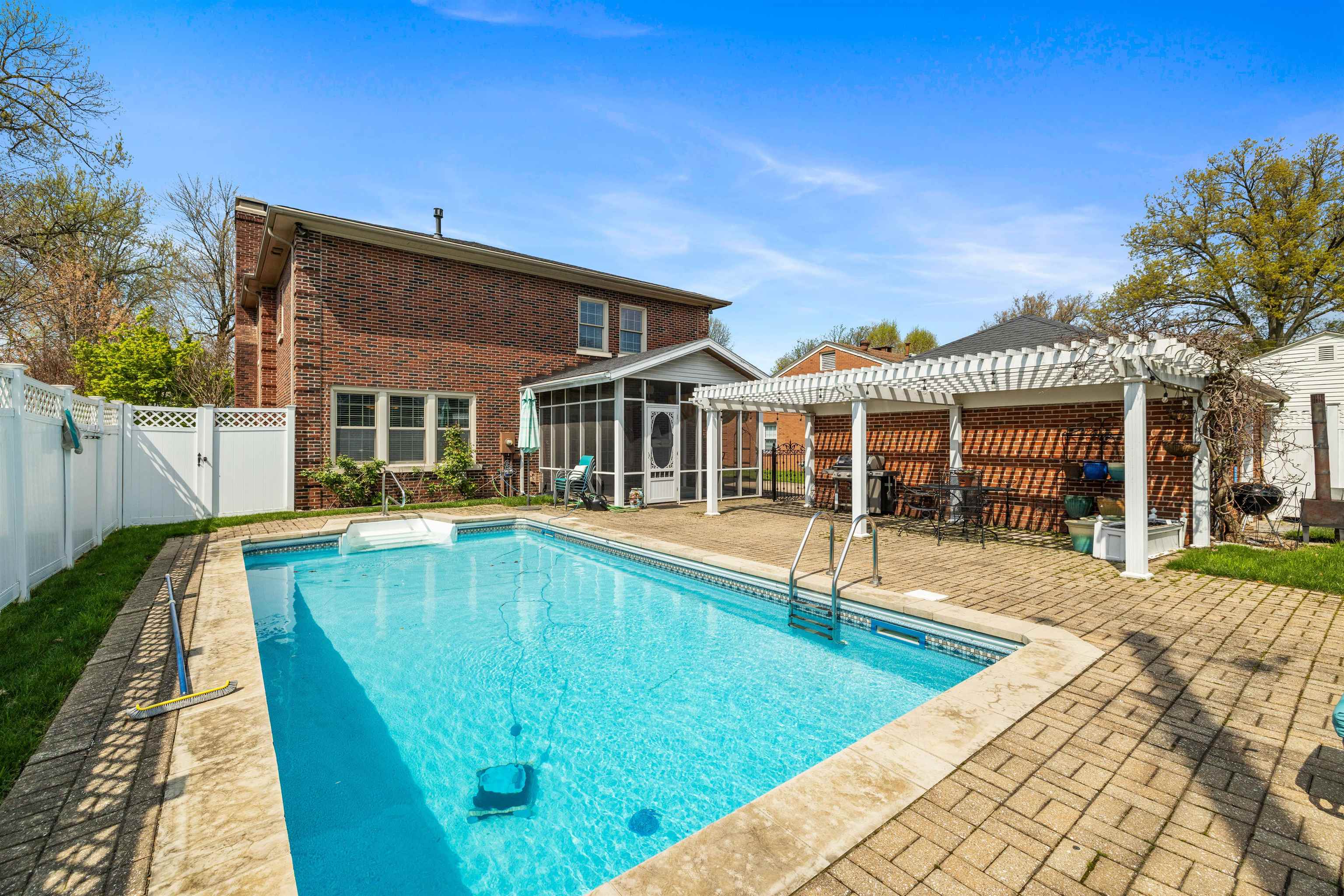 2019 Littlewood Dr, Owensboro, Kentucky 42301, 4 Bedrooms Bedrooms, ,3 BathroomsBathrooms,Single Family Residence,For Sale,Littlewood Dr,91959