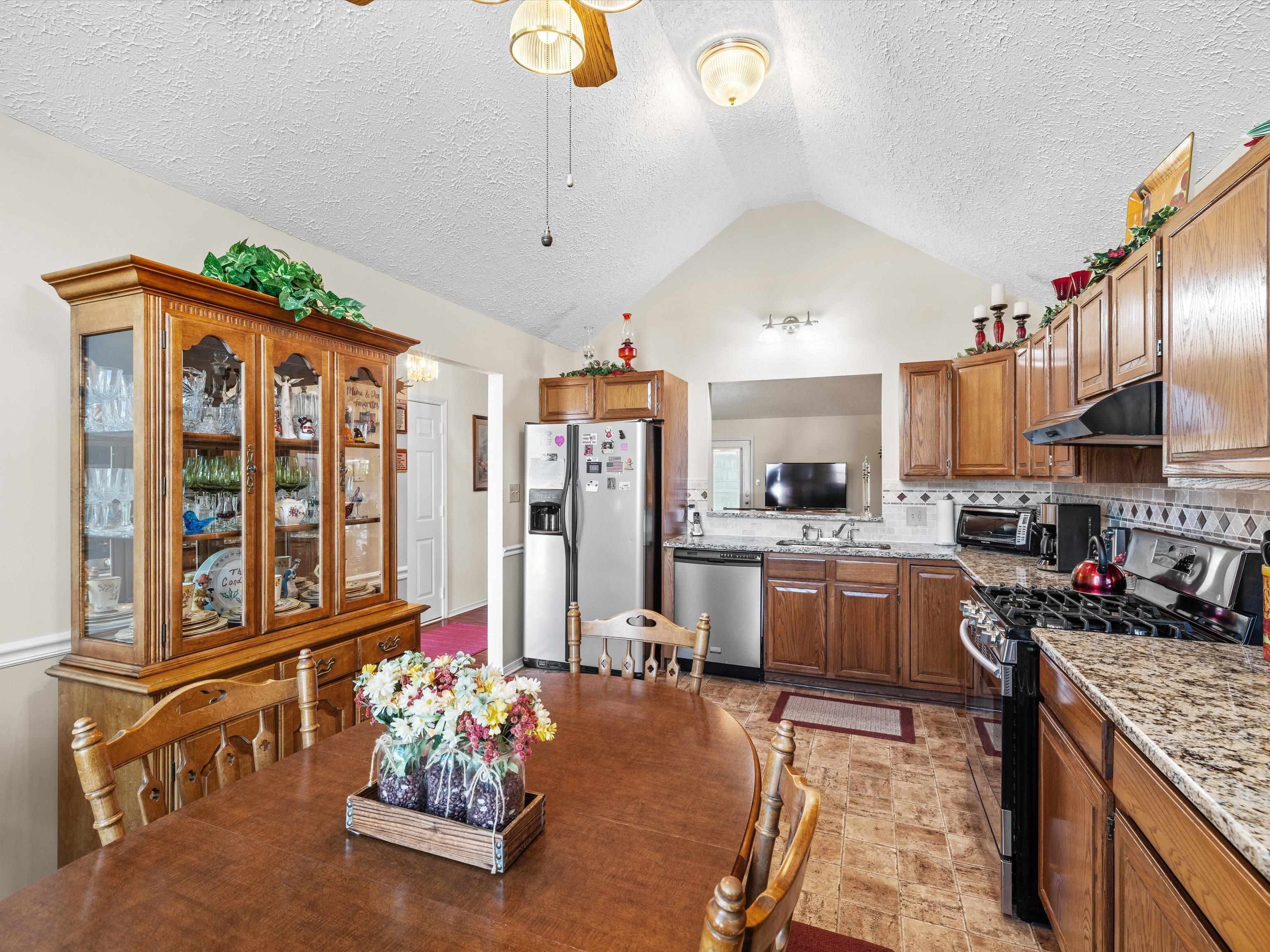 2330 Southeastern Parkway, Owensboro, Kentucky 42303, 3 Bedrooms Bedrooms, ,2 BathroomsBathrooms,Single Family Residence,For Sale,Southeastern Parkway,91976