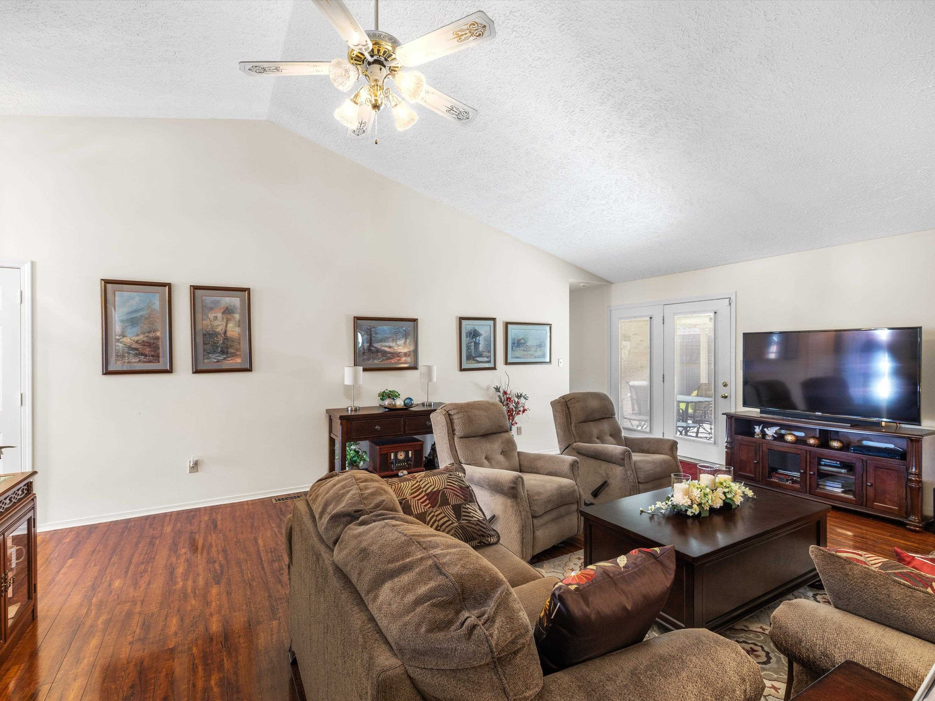2330 Southeastern Parkway, Owensboro, Kentucky 42303, 3 Bedrooms Bedrooms, ,2 BathroomsBathrooms,Single Family Residence,For Sale,Southeastern Parkway,91976
