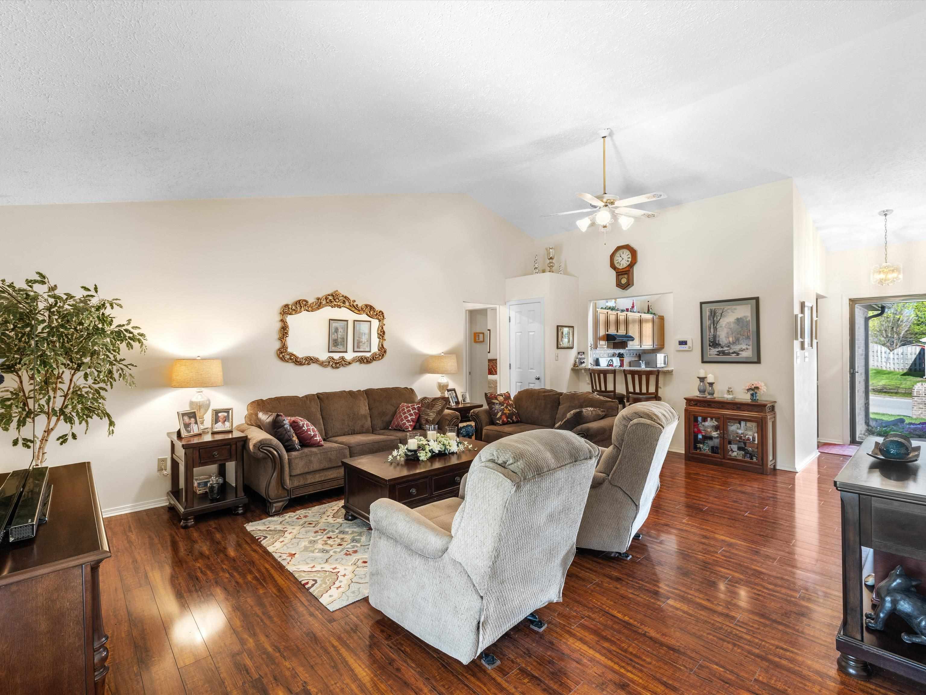 2330 Southeastern Parkway, Owensboro, Kentucky 42303, 3 Bedrooms Bedrooms, ,2 BathroomsBathrooms,Single Family Residence,For Sale,Southeastern Parkway,91976