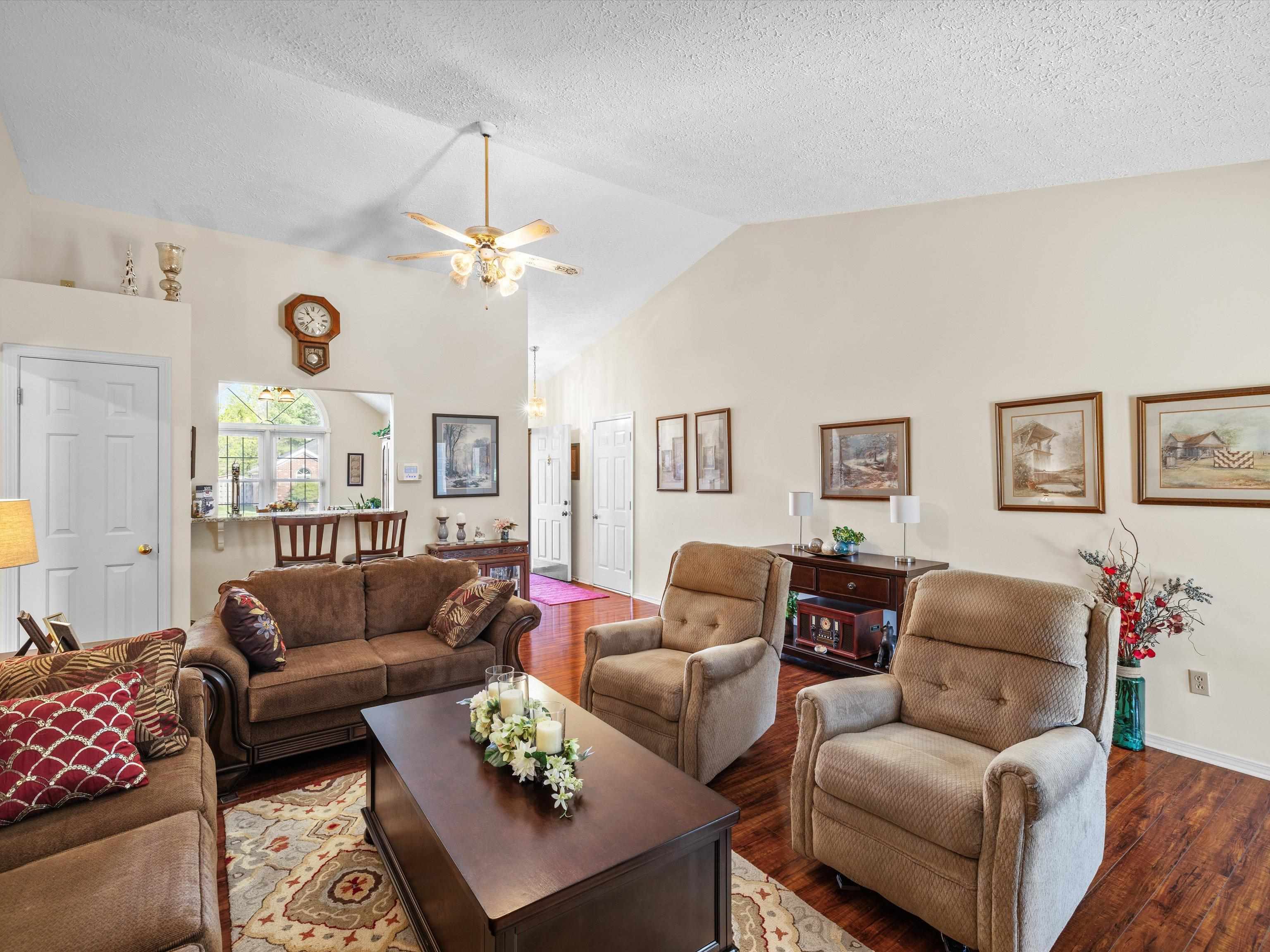 2330 Southeastern Parkway, Owensboro, Kentucky 42303, 3 Bedrooms Bedrooms, ,2 BathroomsBathrooms,Single Family Residence,For Sale,Southeastern Parkway,91976