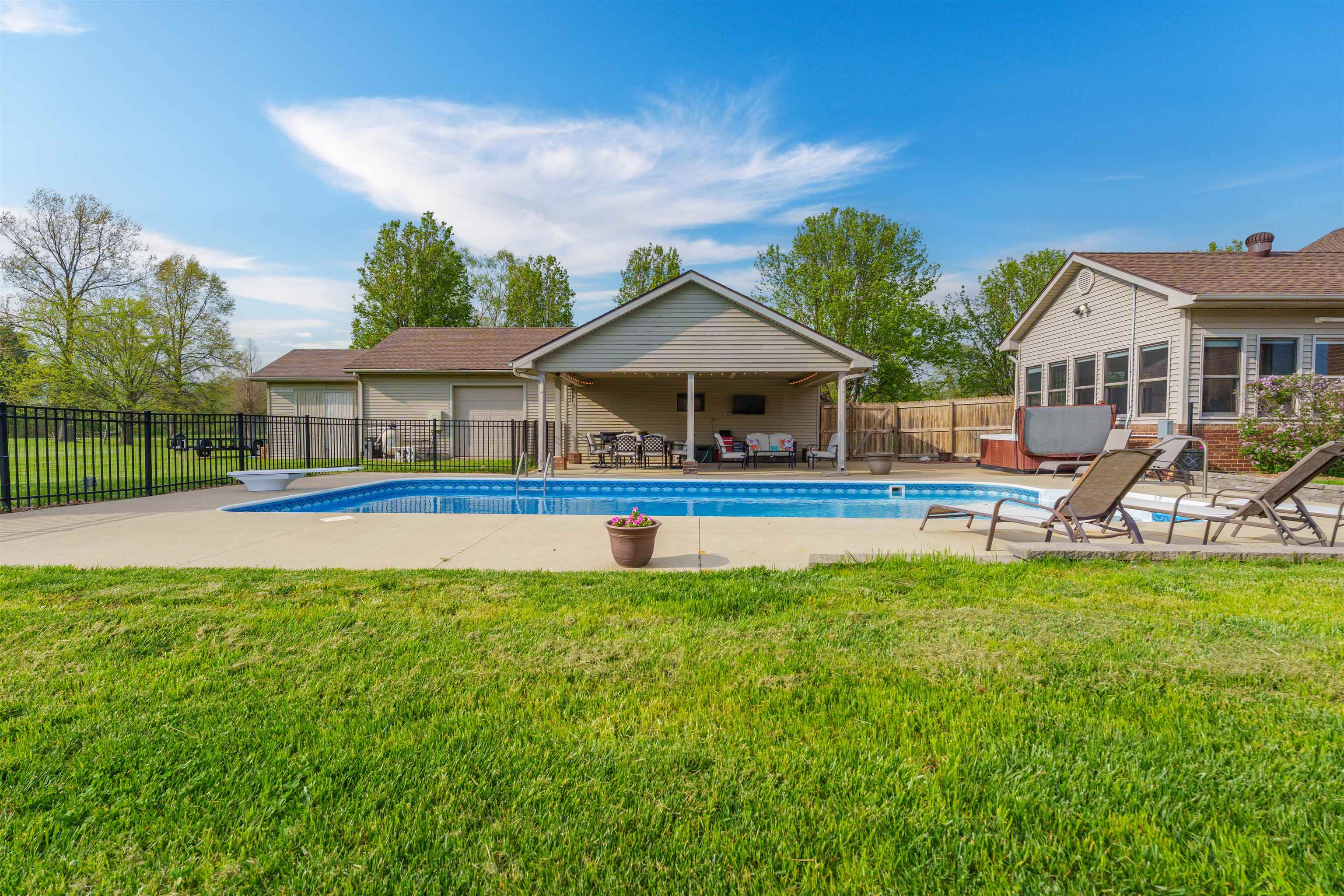 2708 Chatham Lane, Owensboro, Kentucky 42303, 4 Bedrooms Bedrooms, ,2 BathroomsBathrooms,Single Family Residence,For Sale,Chatham Lane,91982