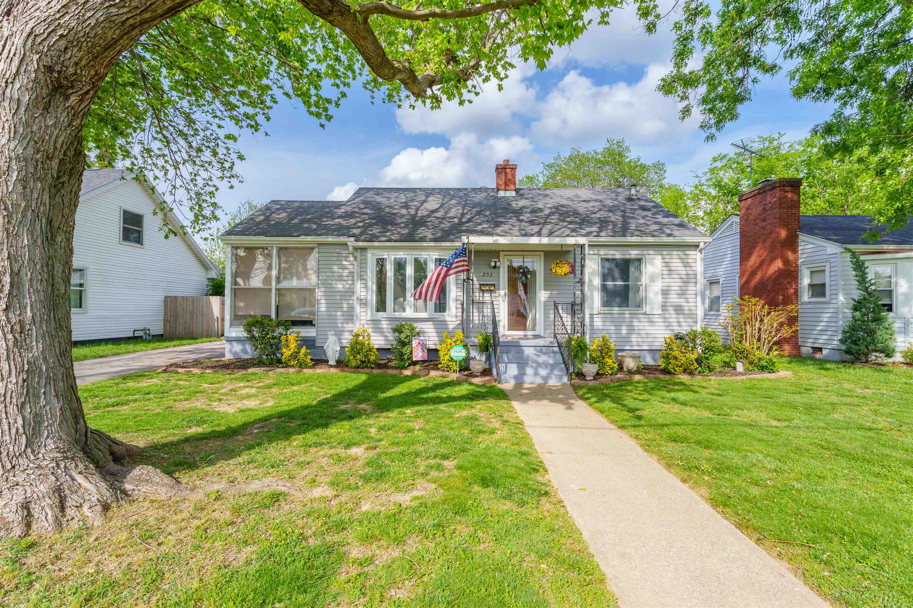 253 Riverside Dr, Owensboro, Kentucky 42303, 3 Bedrooms Bedrooms, ,1 BathroomBathrooms,Single Family Residence,For Sale,Riverside Dr,92038