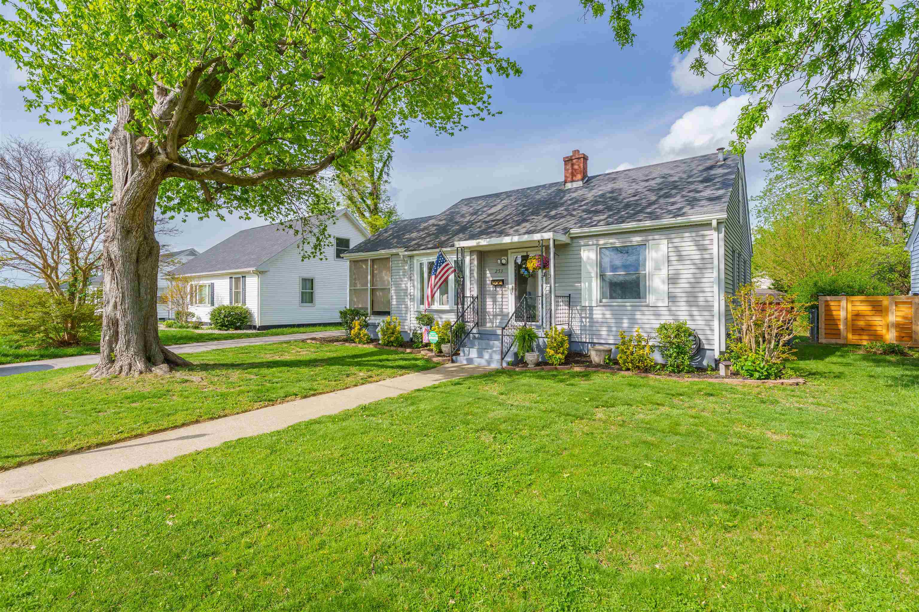 253 Riverside Dr, Owensboro, Kentucky 42303, 3 Bedrooms Bedrooms, ,1 BathroomBathrooms,Single Family Residence,For Sale,Riverside Dr,92038