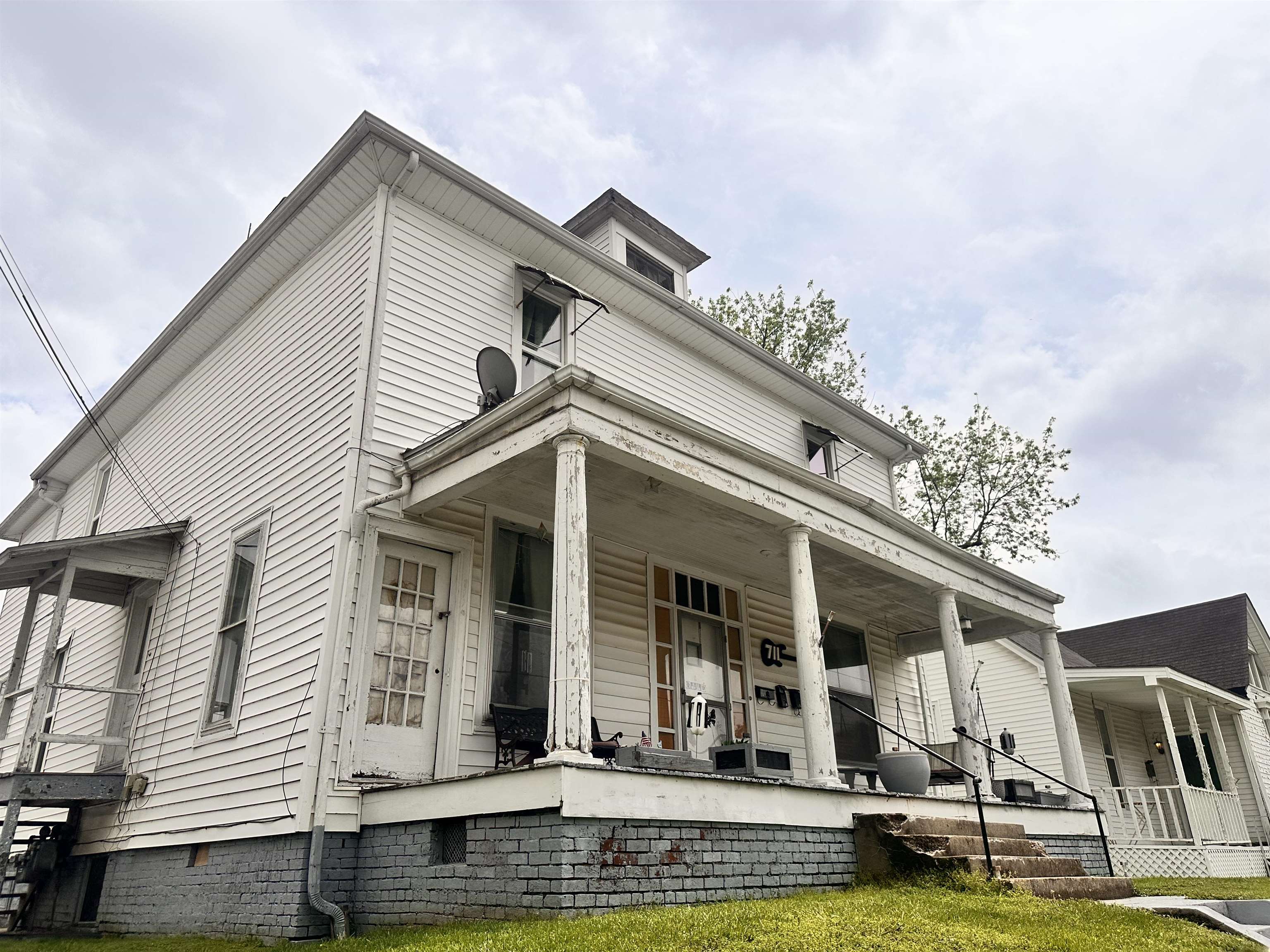 711 Locust St, Owensboro, Kentucky 42301, 5 Bedrooms Bedrooms, ,3 BathroomsBathrooms,Triplex,For Sale,Locust St,92063