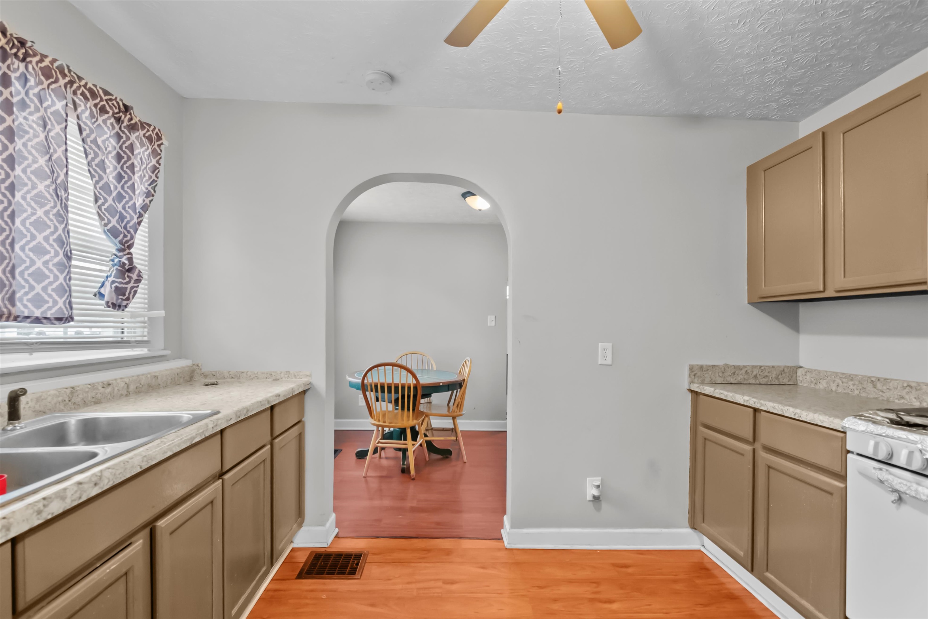 1728 Ohio Street, Owensboro, Kentucky 42301, 4 Bedrooms Bedrooms, ,1 BathroomBathrooms,Single Family Residence,For Sale,Ohio Street,92072