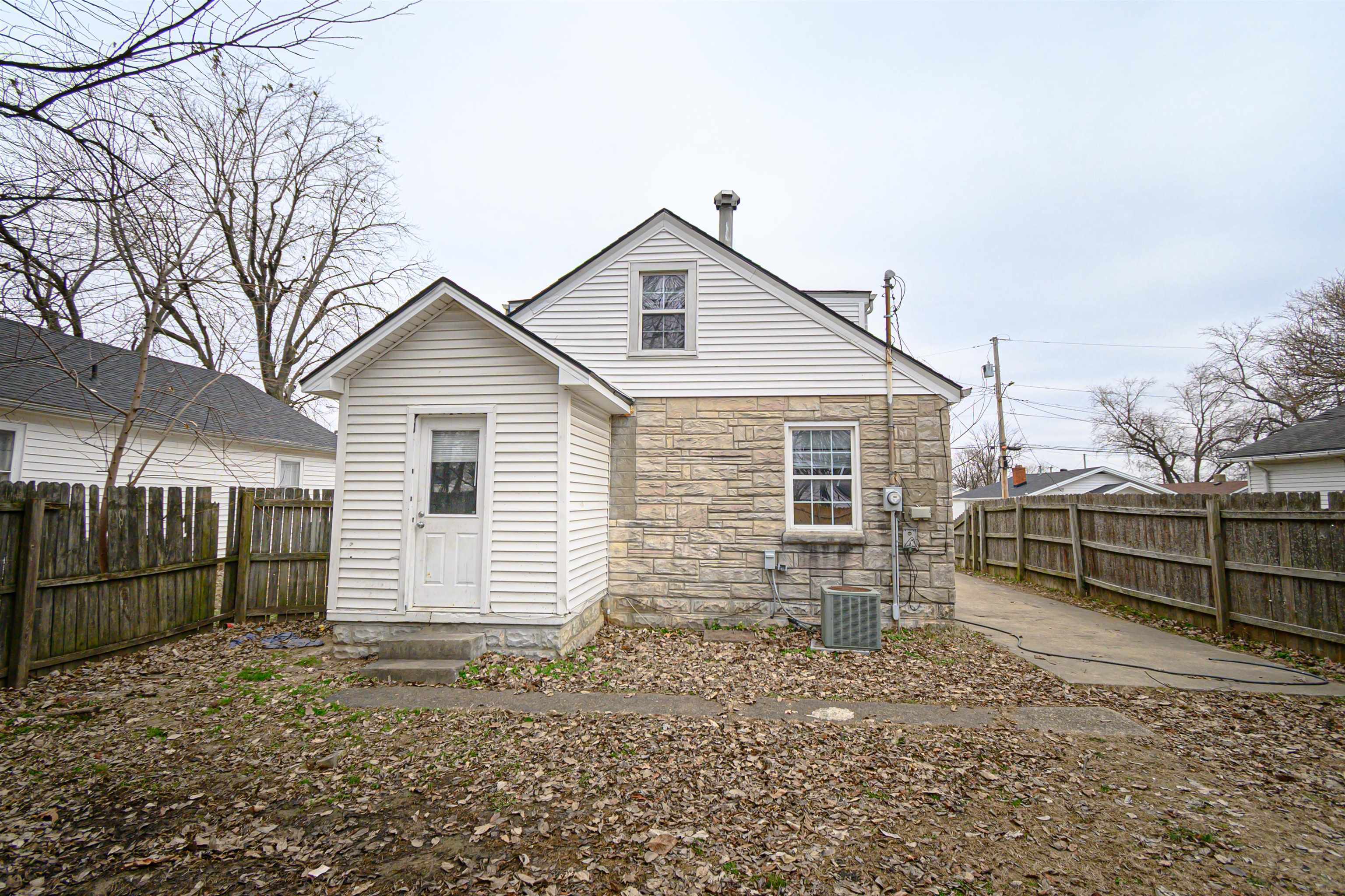 1728 Ohio Street, Owensboro, Kentucky 42301, 2 Bedrooms Bedrooms, ,1 BathroomBathrooms,Single Family Residence,For Sale,Ohio Street,92072