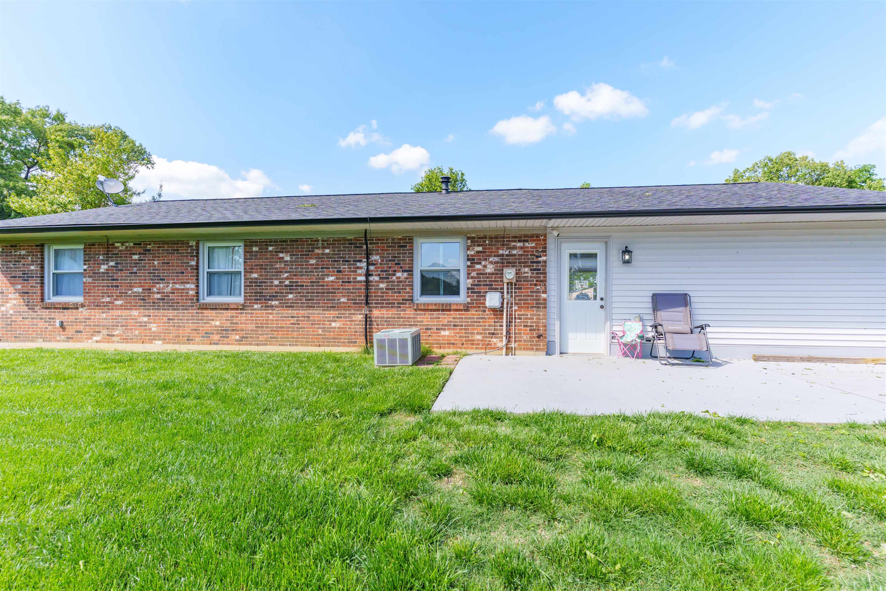 6416 Walnut Ct, Utica, Kentucky 42376, 3 Bedrooms Bedrooms, ,1 BathroomBathrooms,Single Family Residence,For Sale,Walnut Ct,92094