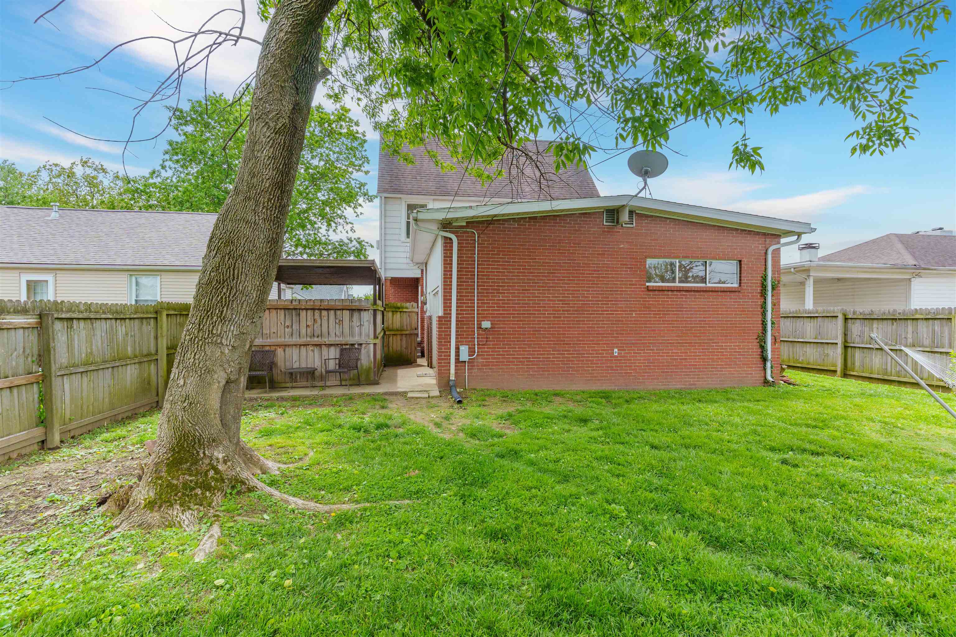 401 24th St, Owensboro, Kentucky 42303, 2 Bedrooms Bedrooms, ,1 BathroomBathrooms,Single Family Residence,For Sale,24th St,92126