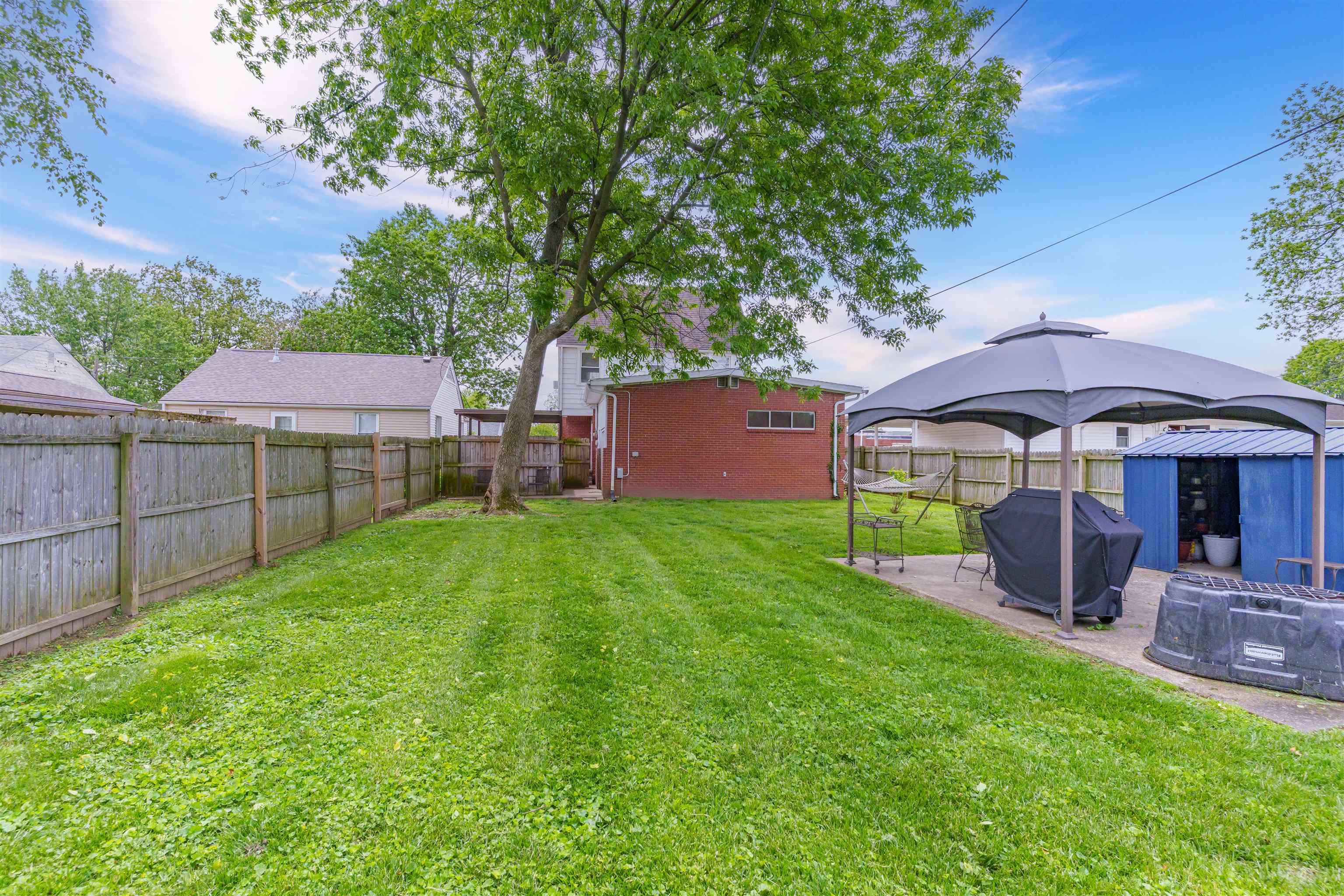 401 24th St, Owensboro, Kentucky 42303, 2 Bedrooms Bedrooms, ,1 BathroomBathrooms,Single Family Residence,For Sale,24th St,92126