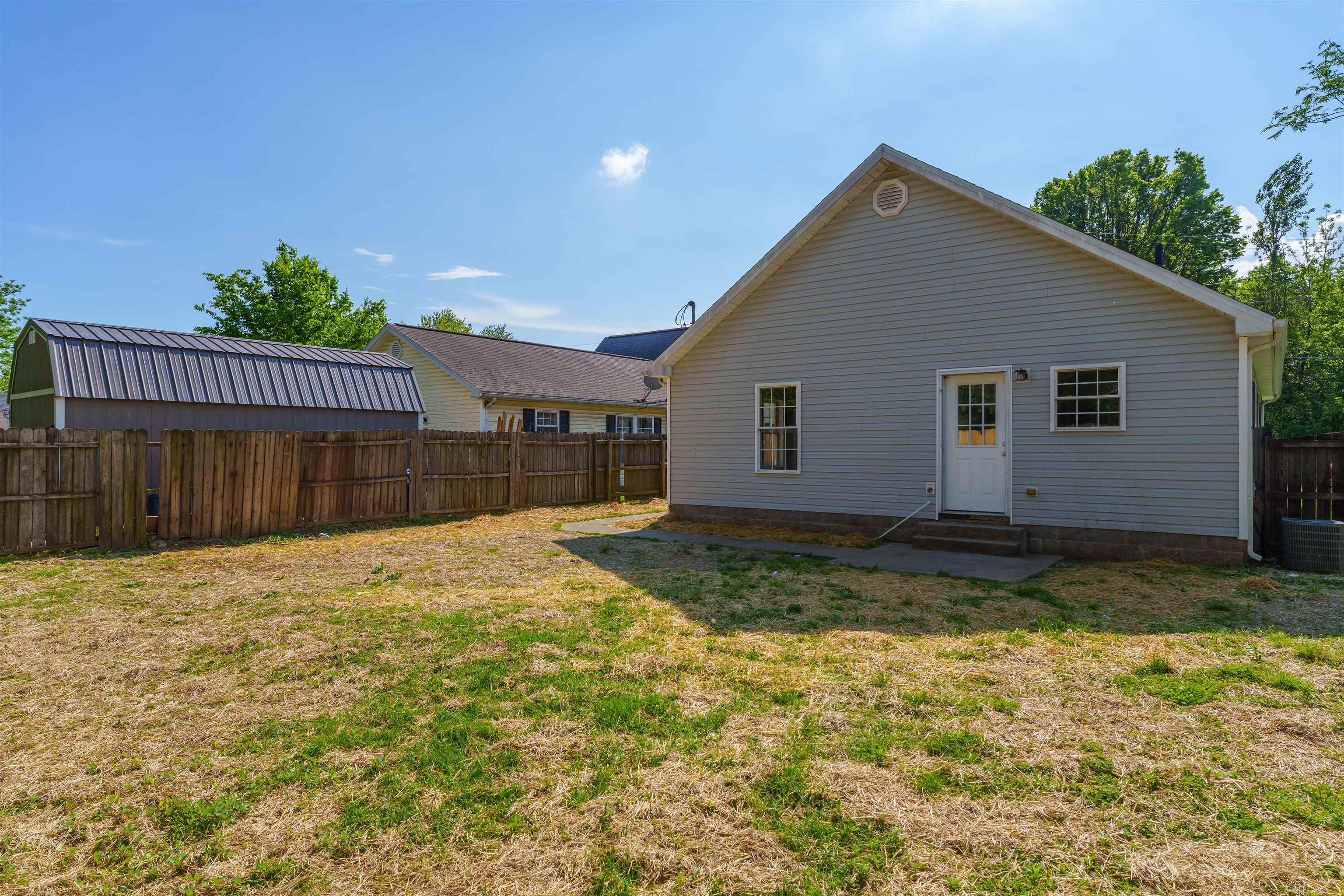 15 River Rd, Owensboro, Kentucky 42301, 3 Bedrooms Bedrooms, ,2 BathroomsBathrooms,Single Family Residence,For Sale,River Rd,92140