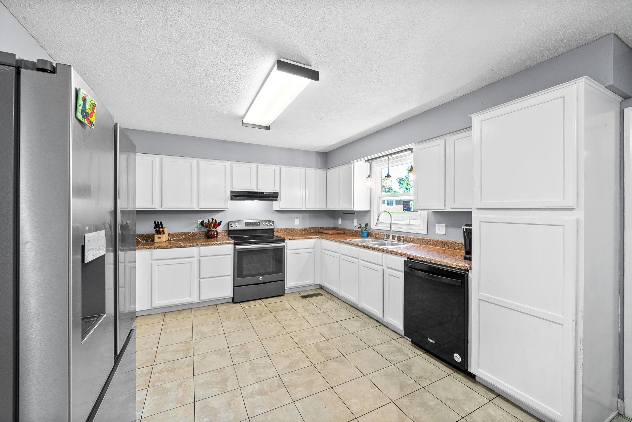 705 Pineridge Drive, Hopkinsville, Kentucky 42240, 4 Bedrooms Bedrooms, ,2 BathroomsBathrooms,Single Family Residence,For Sale,Pineridge Drive,92194