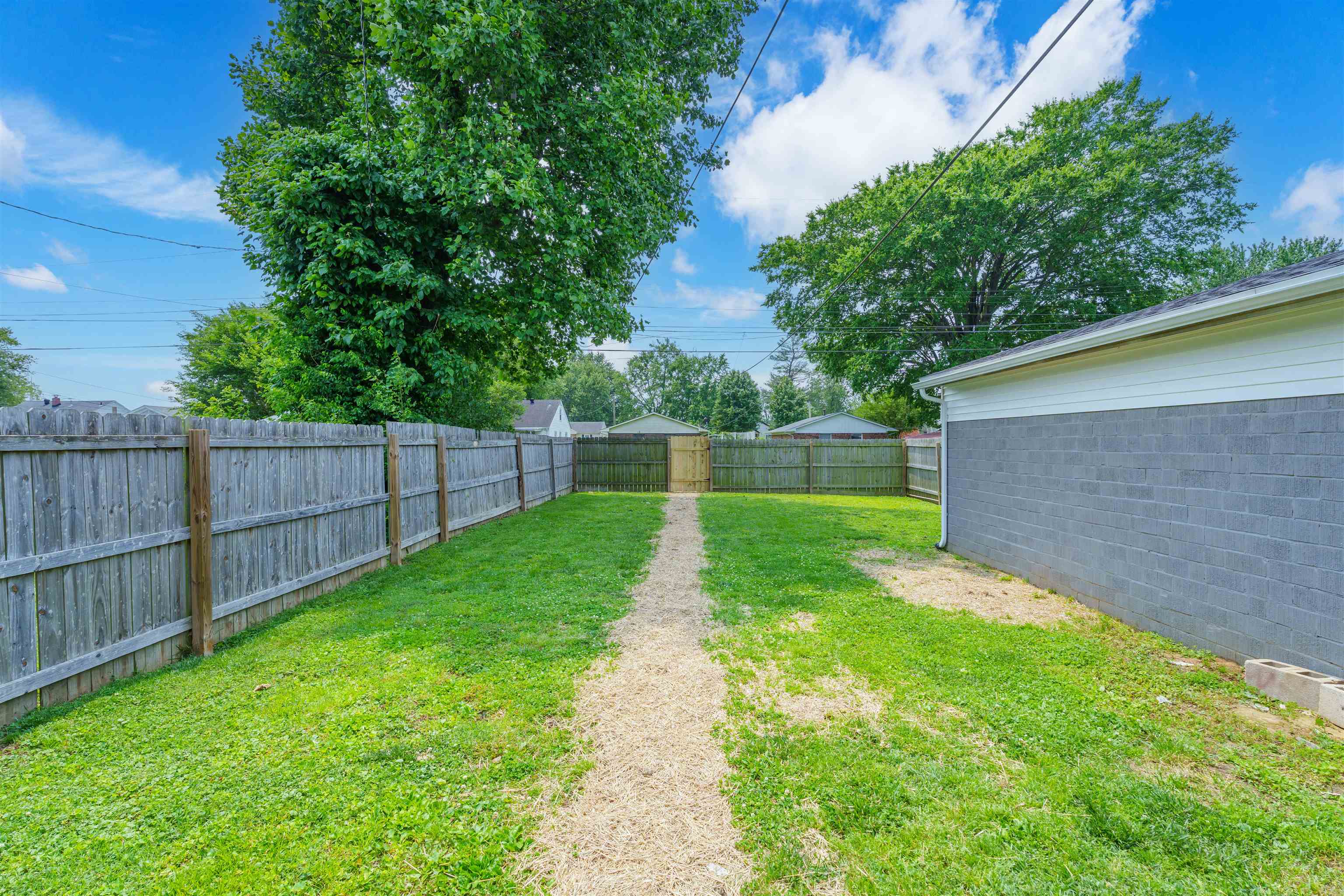 330 21st St, Owensboro, Kentucky 42301, 2 Bedrooms Bedrooms, ,1 BathroomBathrooms,Single Family Residence,For Sale,21st St,92246