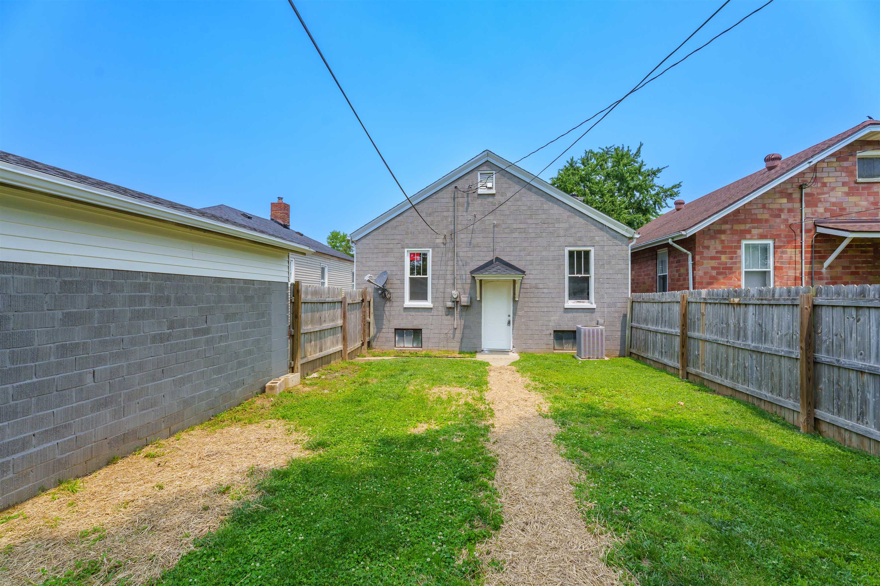 330 21st St, Owensboro, Kentucky 42301, 2 Bedrooms Bedrooms, ,1 BathroomBathrooms,Single Family Residence,For Sale,21st St,92246