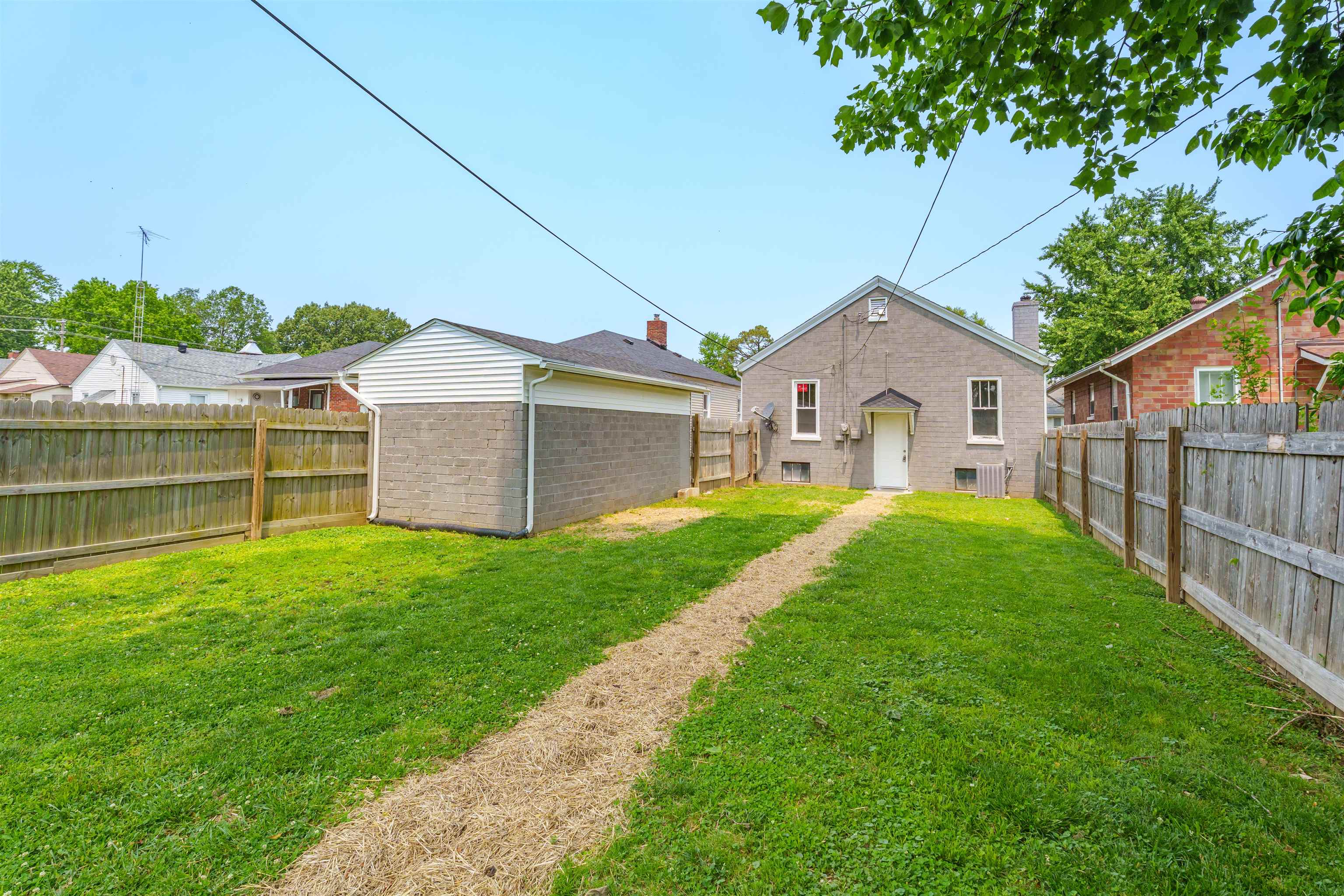 330 21st St, Owensboro, Kentucky 42301, 2 Bedrooms Bedrooms, ,1 BathroomBathrooms,Single Family Residence,For Sale,21st St,92246