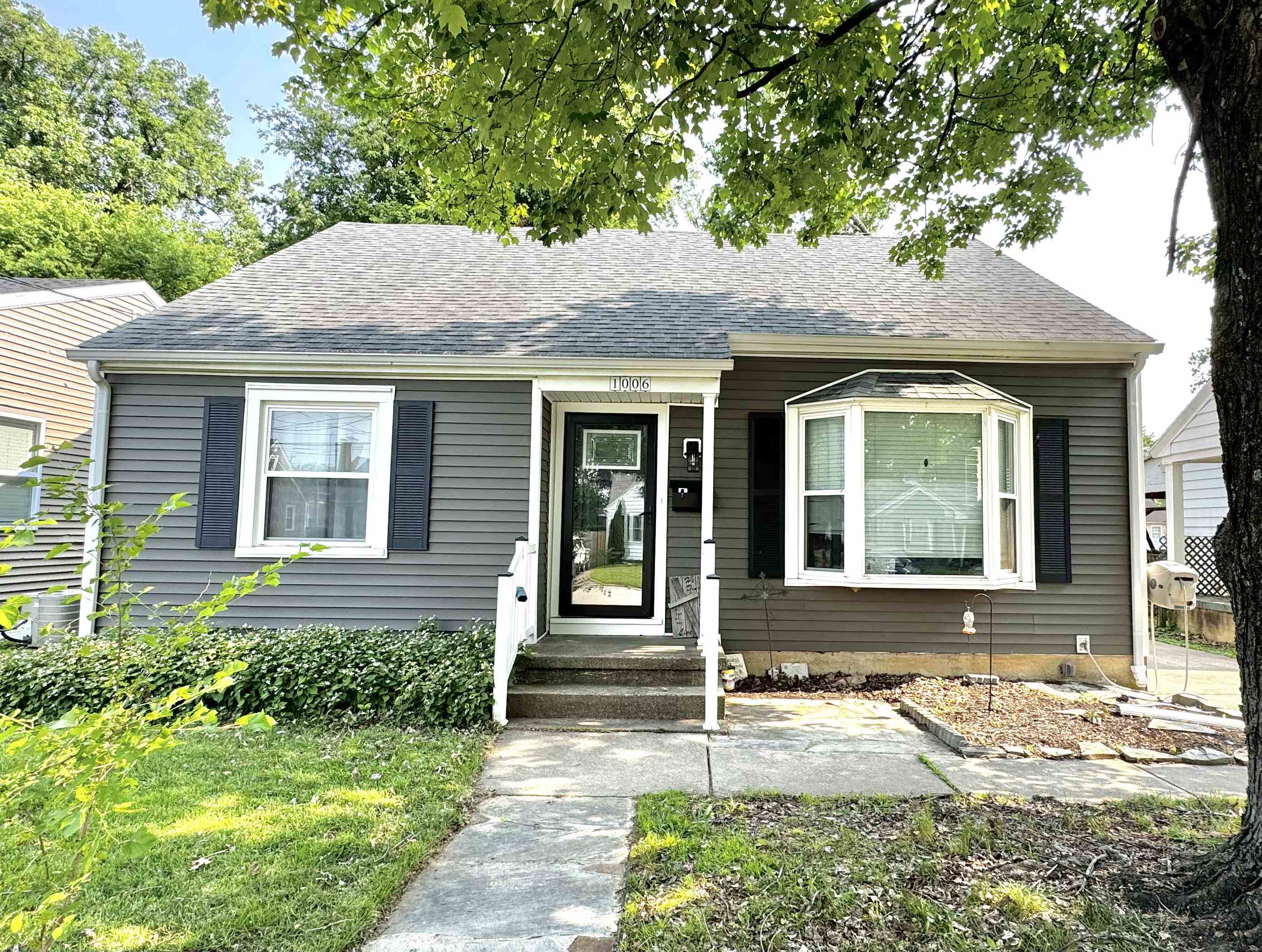 1006 19th St., Owensboro, Kentucky 42303, 4 Bedrooms Bedrooms, ,2 BathroomsBathrooms,Single Family Residence,For Sale,19th St.,92253